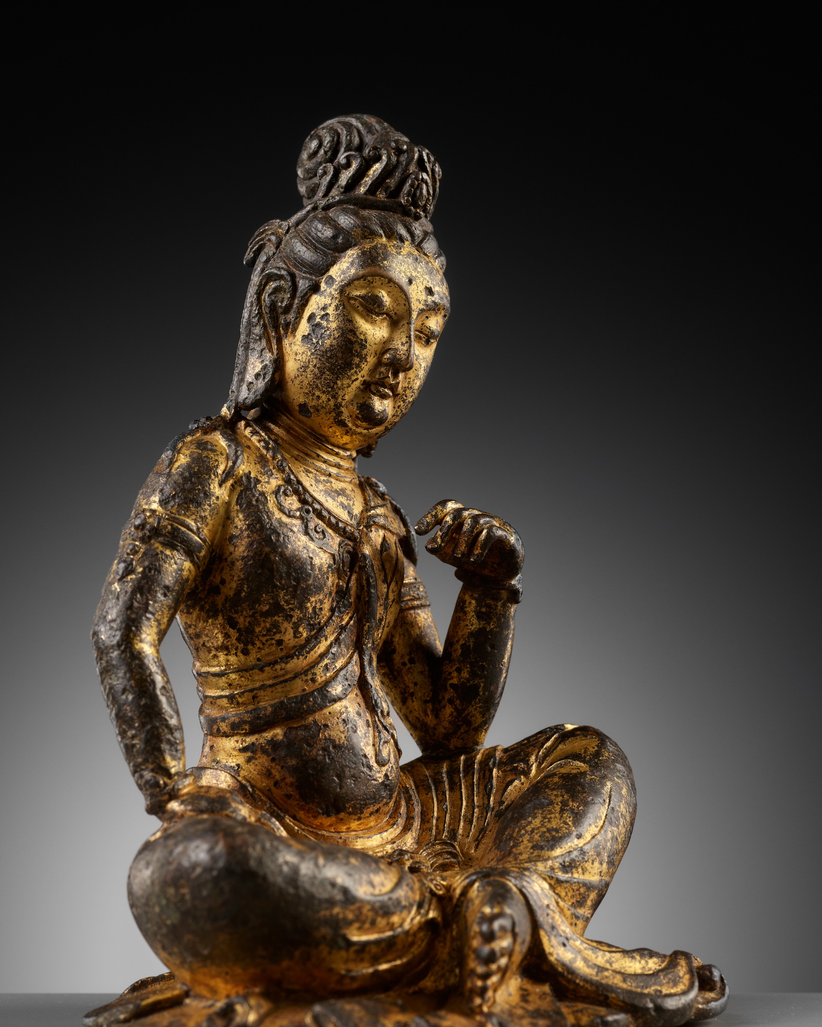 A GILT BRONZE FIGURE OF GUANYIN, PROBABLY TANG DYNASTY