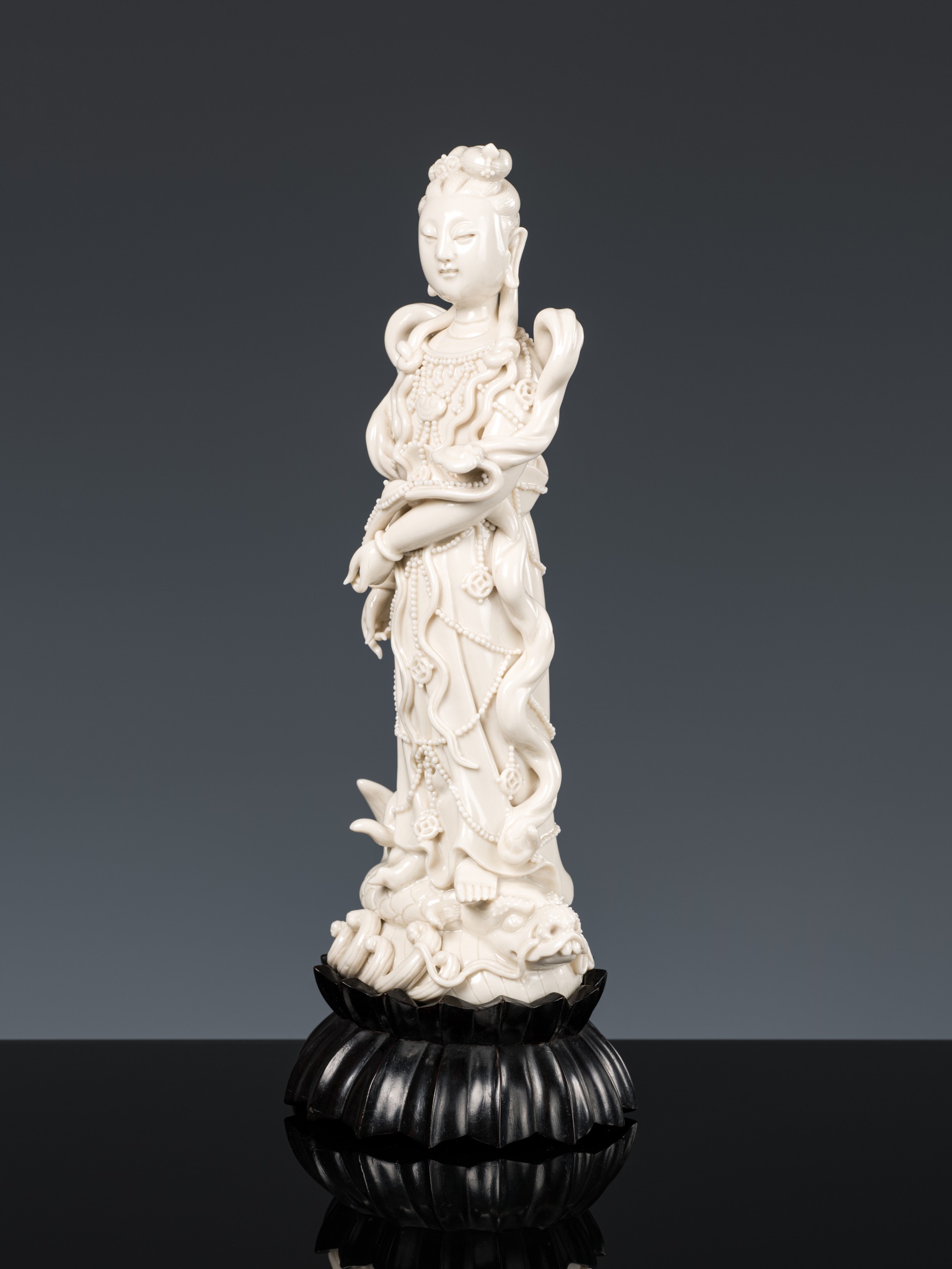 A DEHUA FIGURE OF GUANYIN, BY CHEN WEI, 18TH-19TH CENTURY - Image 7 of 9