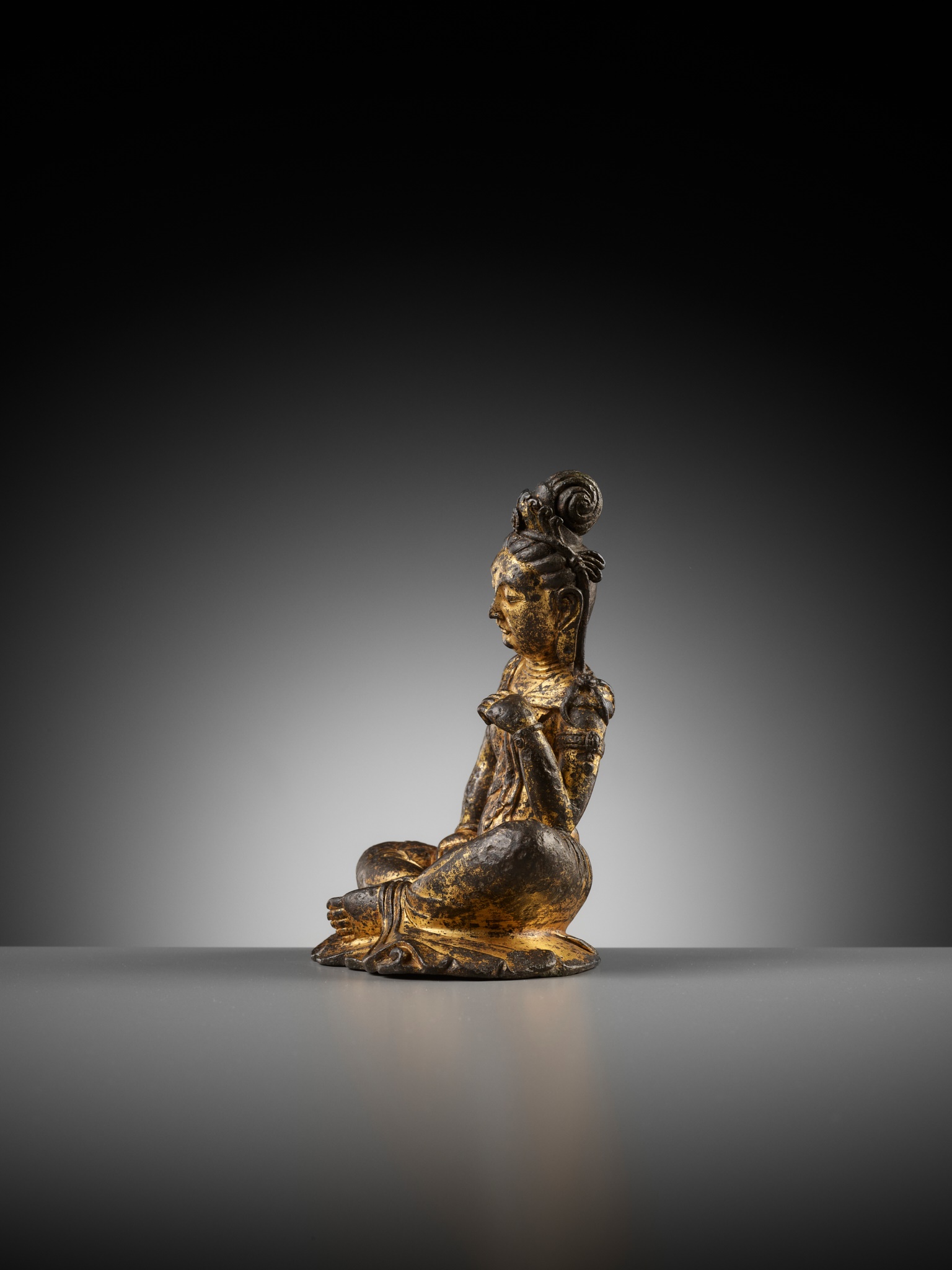A GILT BRONZE FIGURE OF GUANYIN, PROBABLY TANG DYNASTY - Image 9 of 12