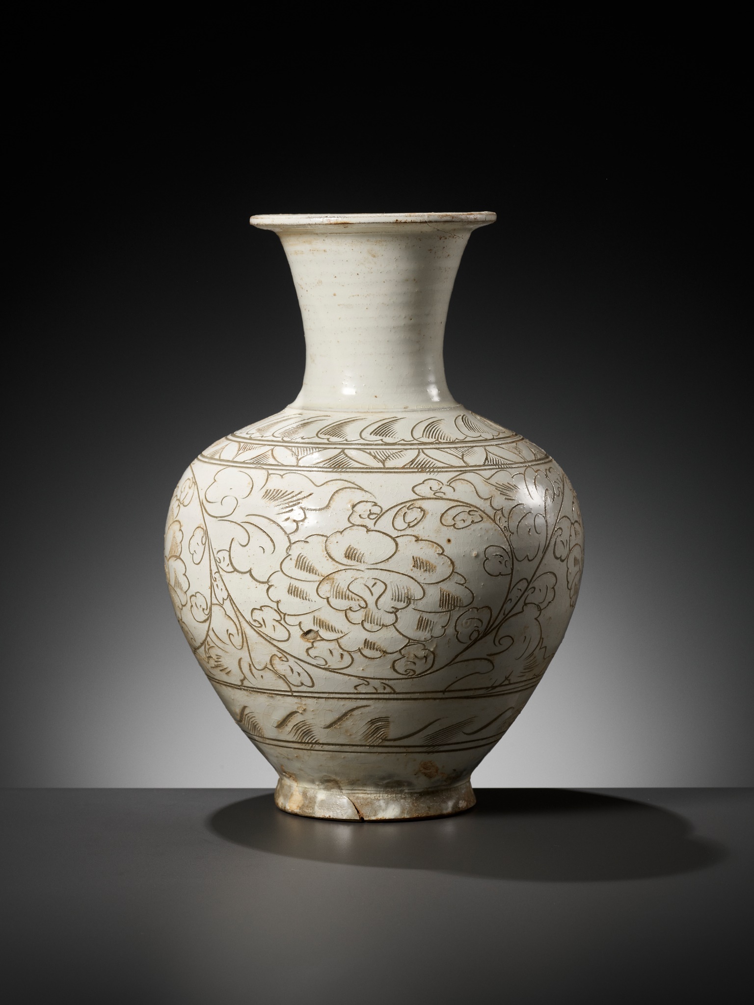 A CARVED CIZHOU SGRAFFIATO VASE, NORTHERN SONG DYNASTY - Image 6 of 17