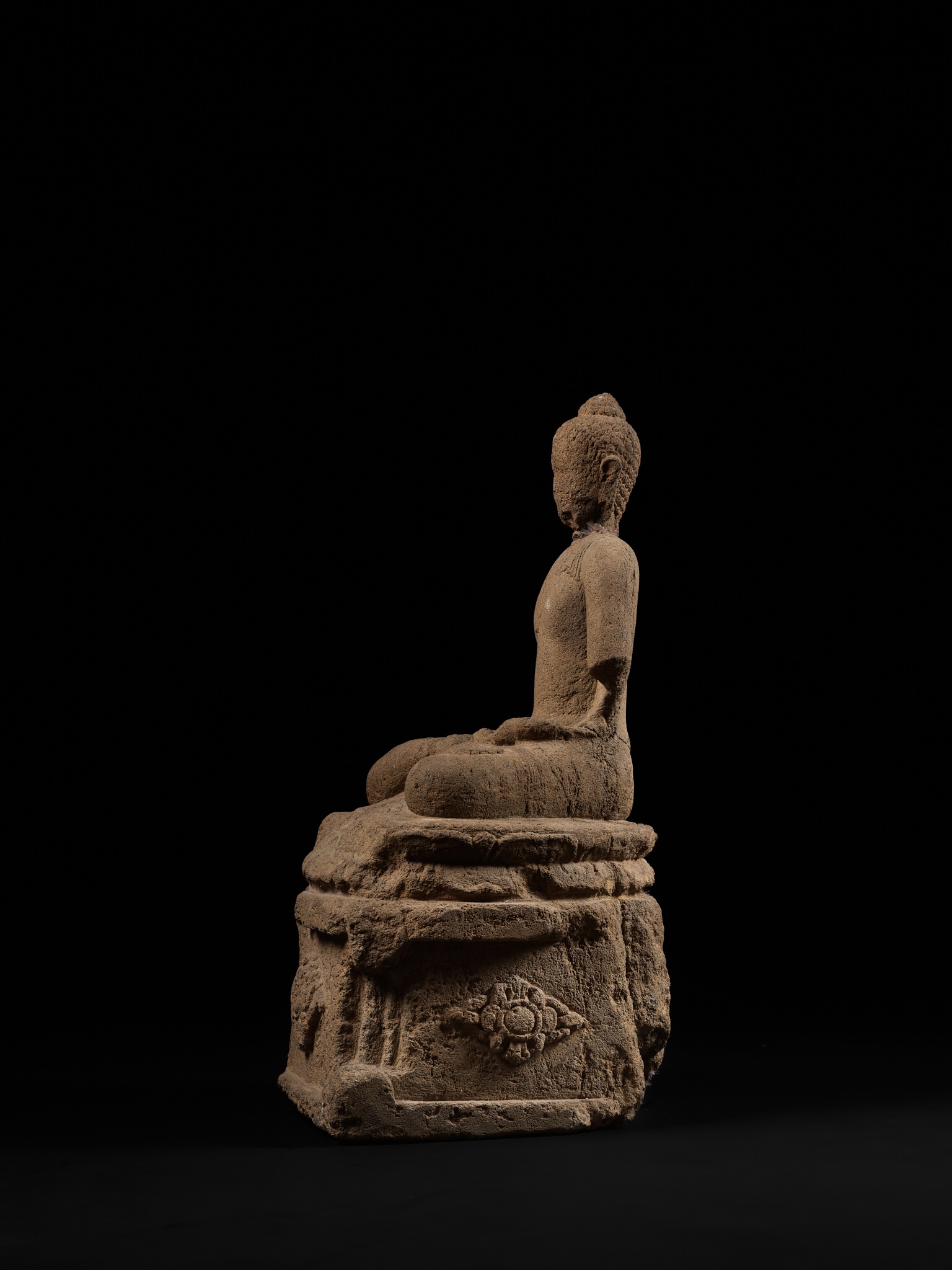 A MAJAPAHIT VOLCANIC STONE FIGURE OF BUDDHA VAIROCANA - Image 9 of 14