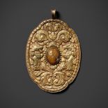 A GOLD REPOUSSE 'LION' PENDANT, WITH AN AGATE INTAGLIO OF THE DANCING SHIVA, CHAM PERIOD