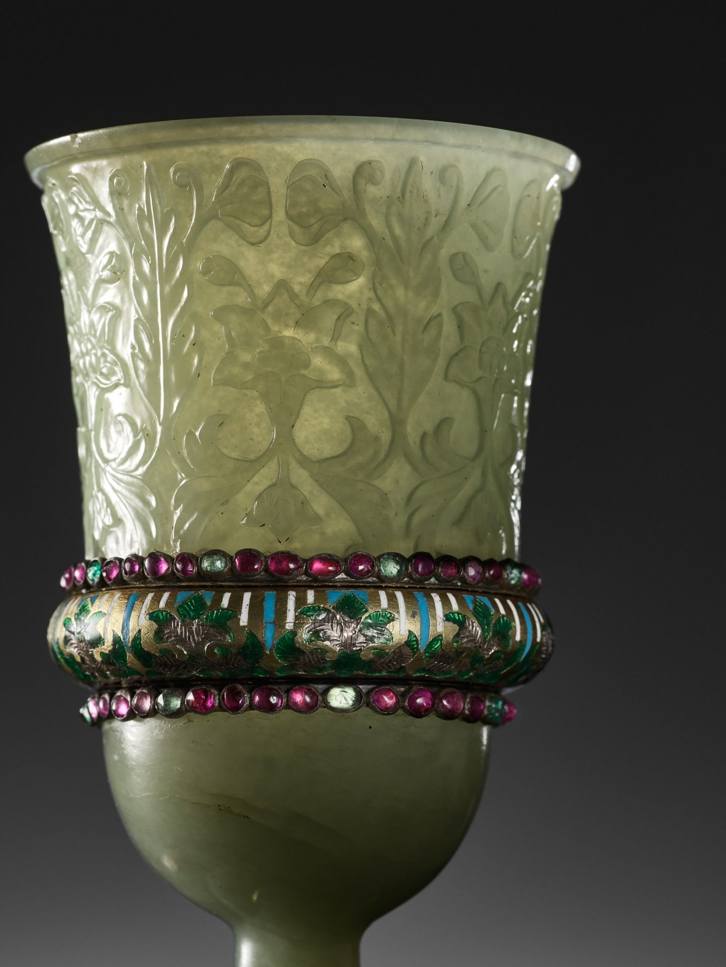 A MUGHAL GILT AND 'GEM'-INLAID JADE STEM CUP, INDIA, 18TH CENTURY - Image 2 of 11