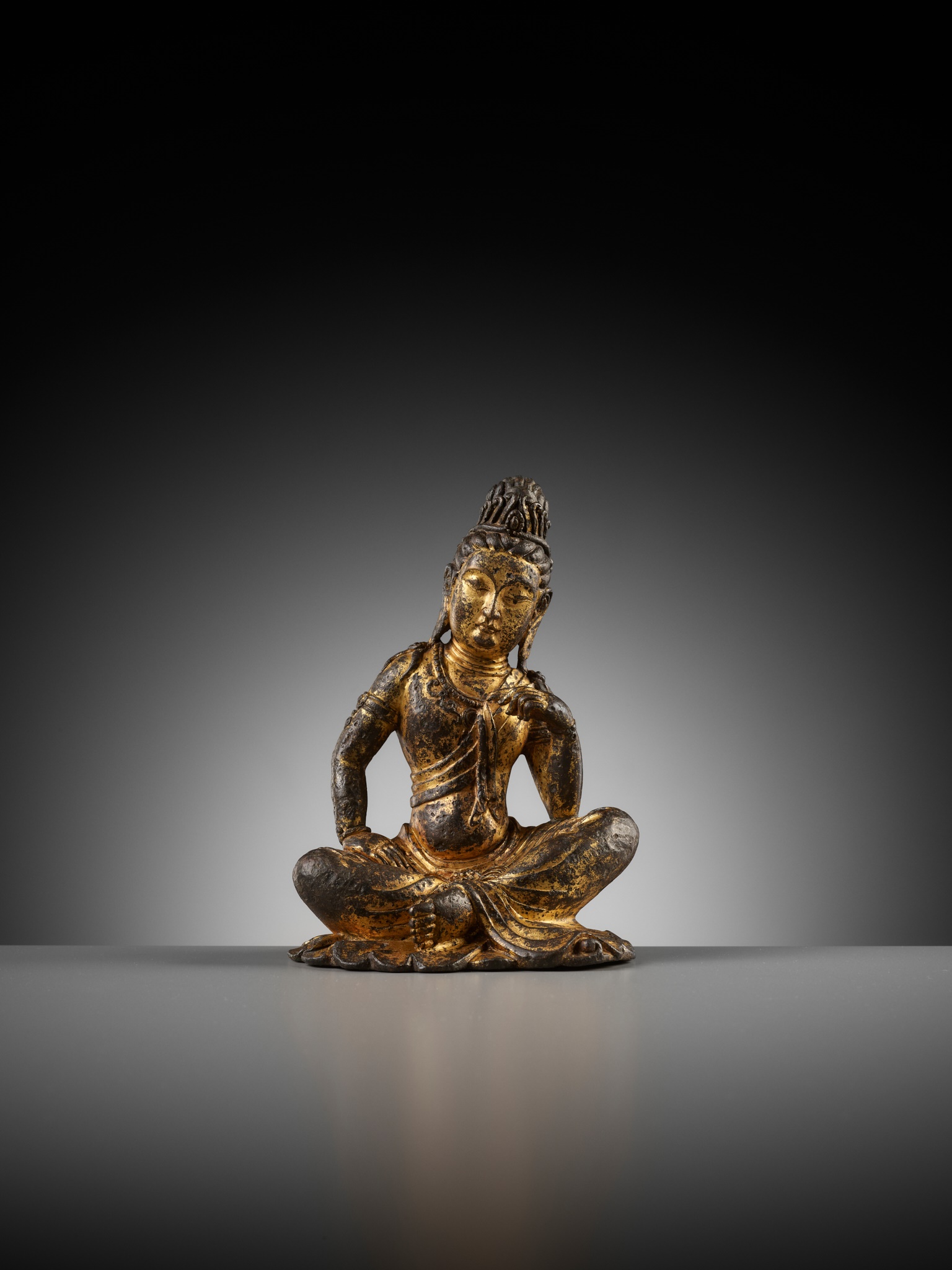A GILT BRONZE FIGURE OF GUANYIN, PROBABLY TANG DYNASTY - Image 6 of 12