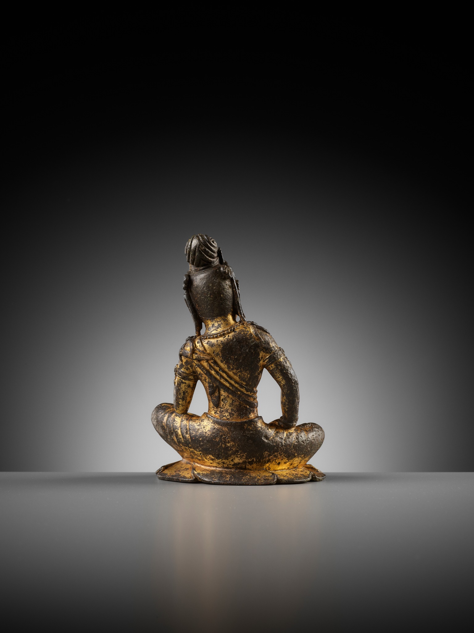 A GILT BRONZE FIGURE OF GUANYIN, PROBABLY TANG DYNASTY - Image 10 of 12