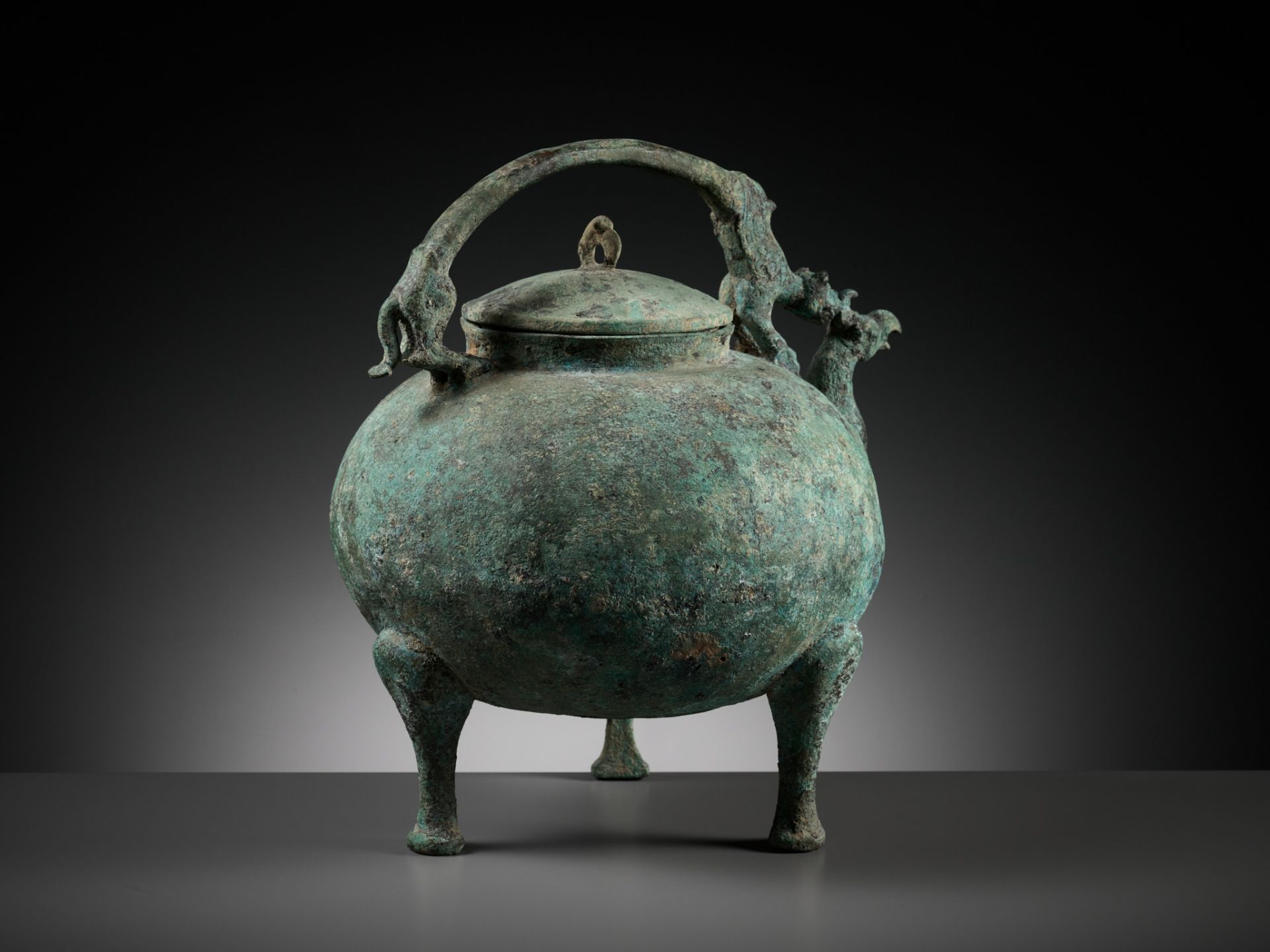 A BRONZE TRIPOD RITUAL VESSEL AND COVER, HE, LATE WARRING STATES TO WESTERN HAN PERIOD - Image 13 of 20