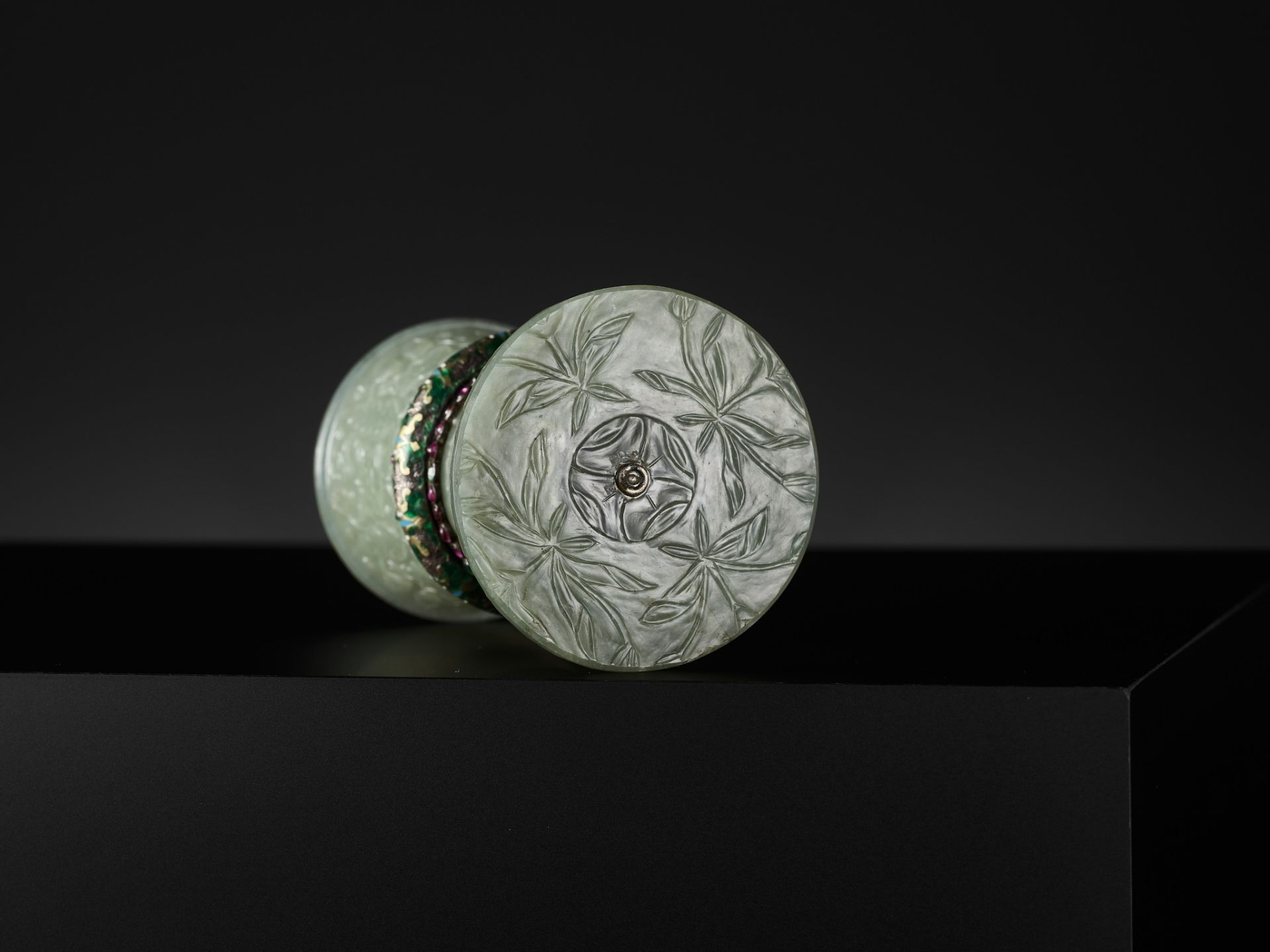 A MUGHAL GILT AND 'GEM'-INLAID JADE STEM CUP, INDIA, 18TH CENTURY - Image 9 of 11