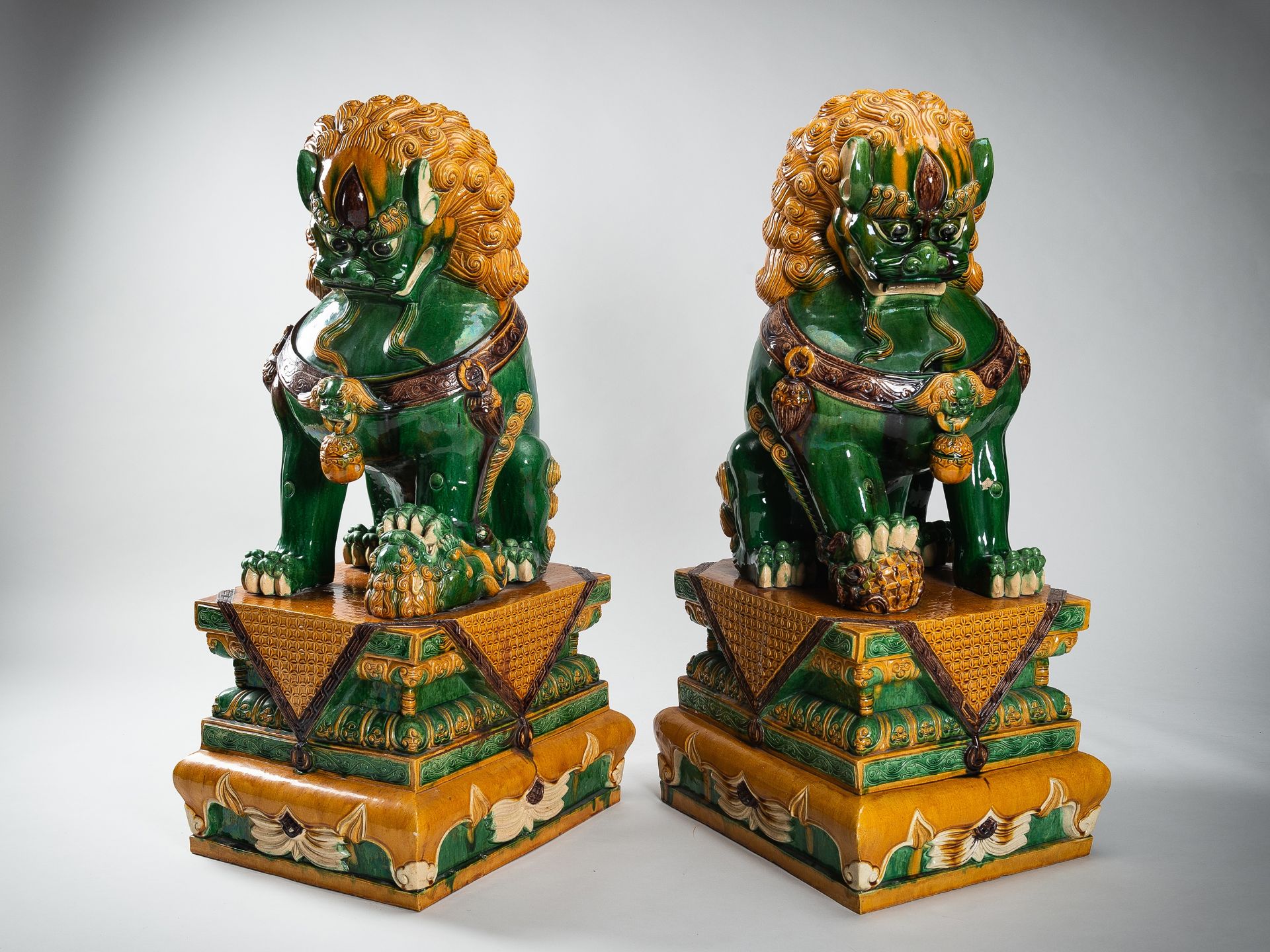 A VERY LARGE SANCAI-GLAZED PAIR OF BUDDHIST LIONS, QING - Image 19 of 31