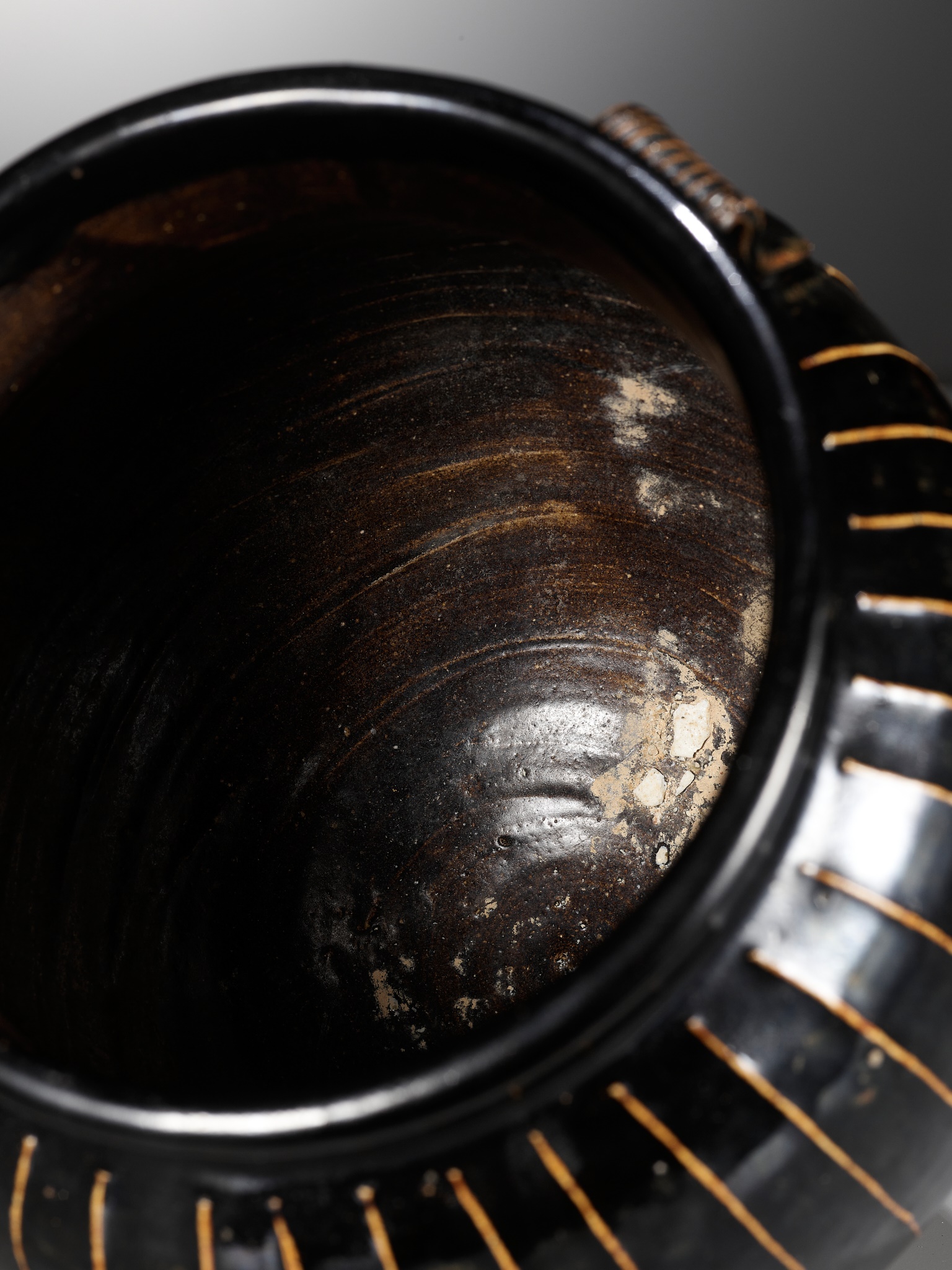 A LARGE CIZHOU BLACK-GLAZED RIBBED JAR, SONG DYNASTY - Image 8 of 16