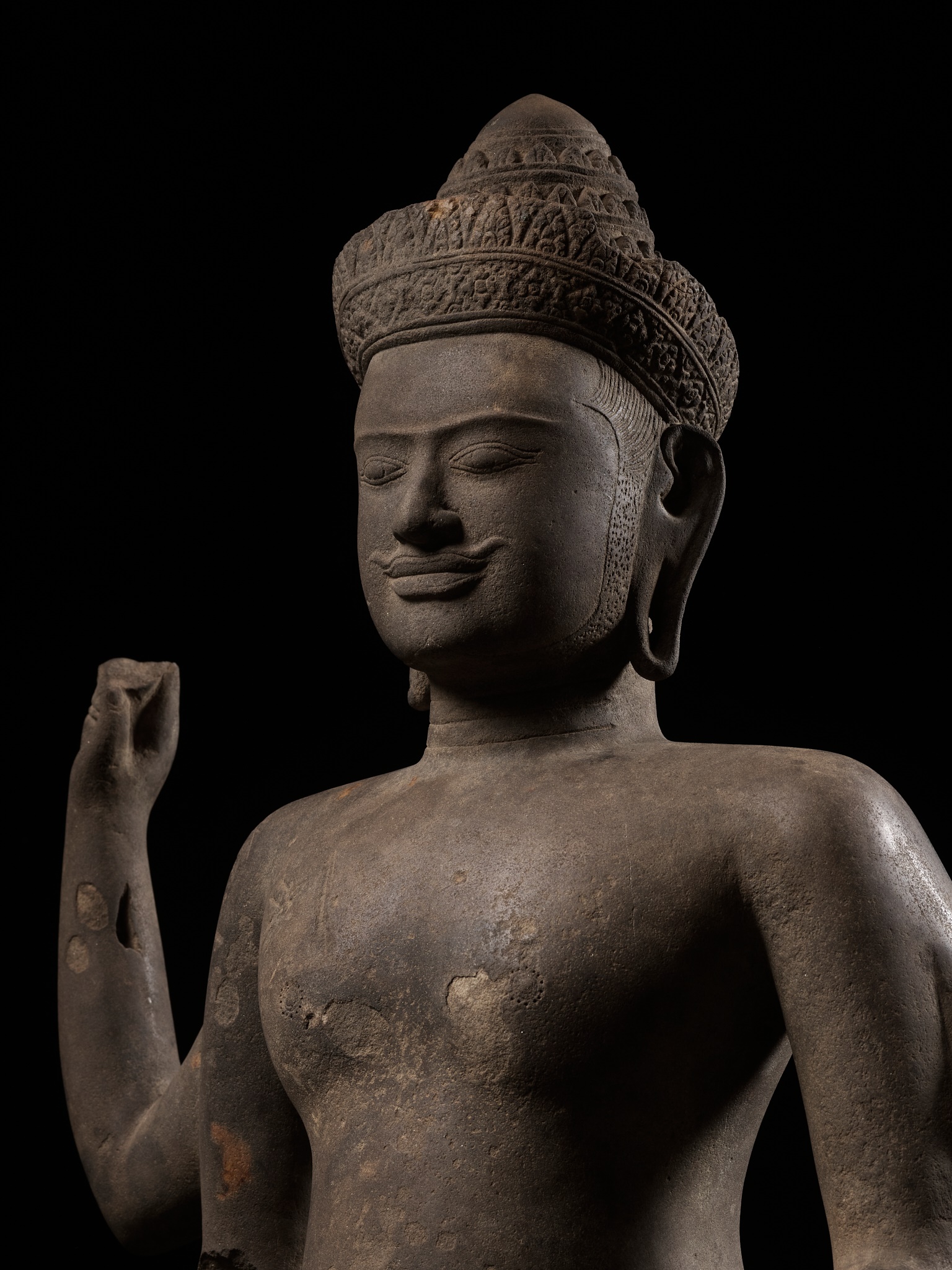 A KHMER SANDSTONE FIGURE OF A MALE DEITY, ANGKOR PERIOD - Image 3 of 13