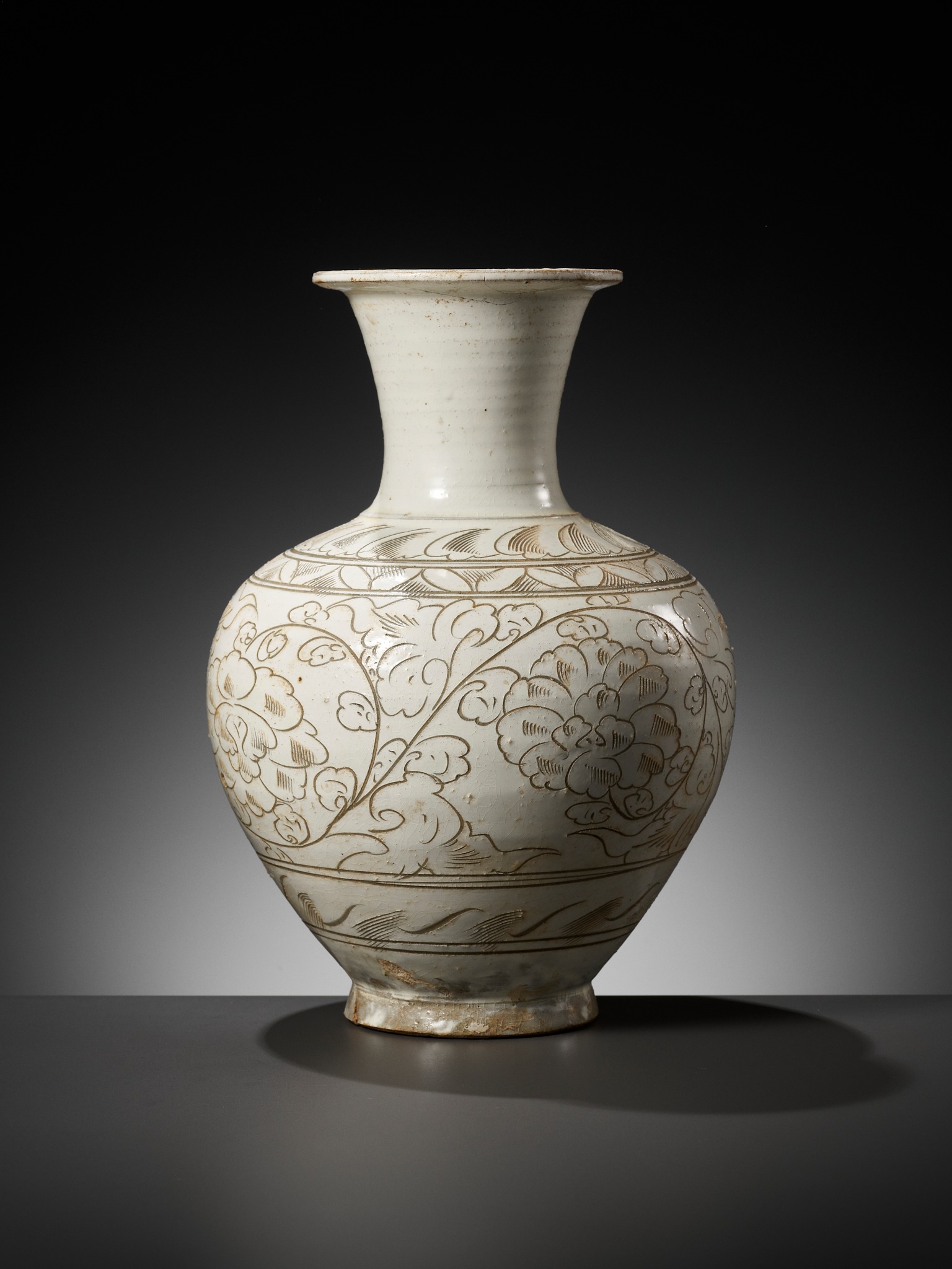 A CARVED CIZHOU SGRAFFIATO VASE, NORTHERN SONG DYNASTY - Image 7 of 17