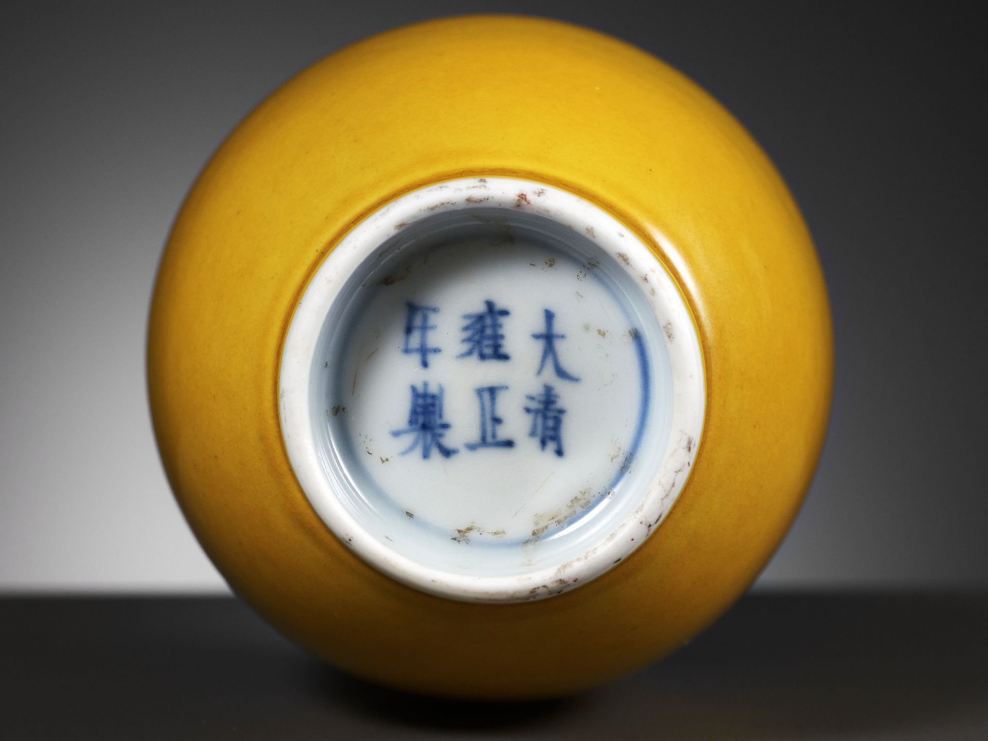 AN IMPERIAL YELLOW-GLAZED MONOCHROME MALLET VASE, YONGZHENG MARK, QING DYNASTY - Image 3 of 9