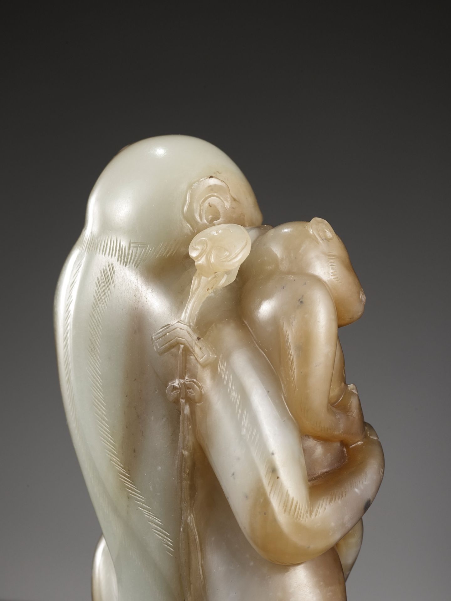 A FINE PALE CELADON AND CHESTNUT BROWN JADE 'MONKEYS AND PEACH' GROUP, 18TH CENTURY - Image 19 of 21