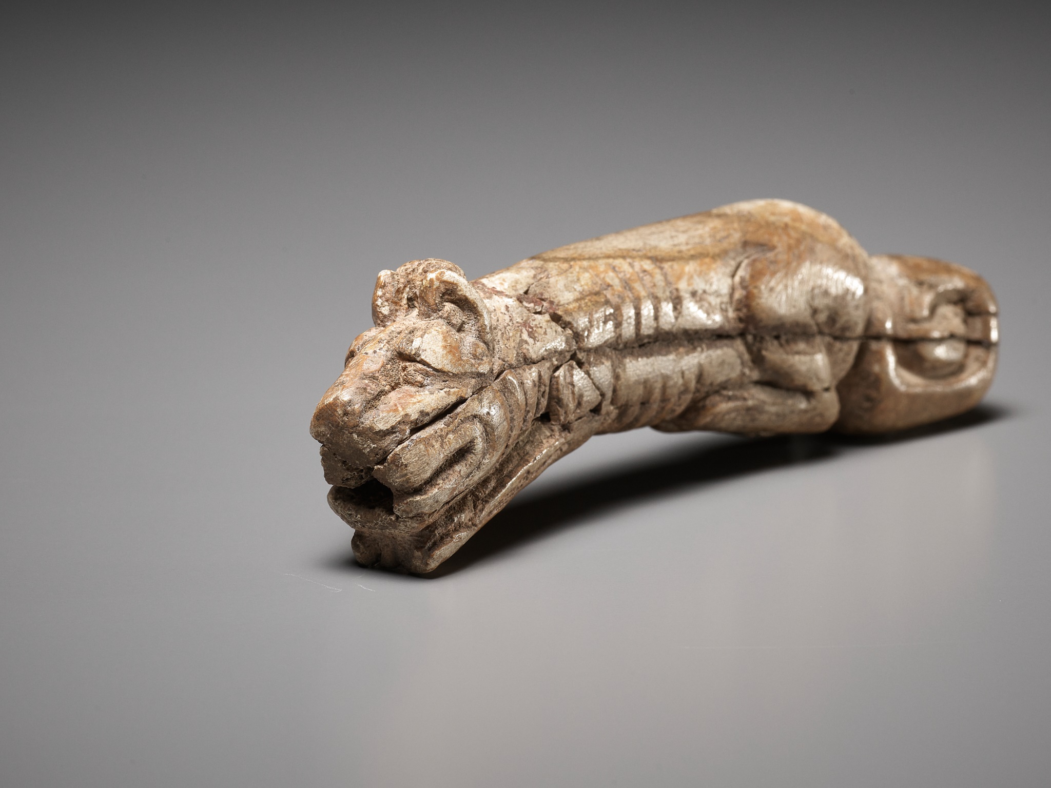 A RARE CARVED BONE FIGURE OF A TIGER, SHANG DYNASTY - Image 16 of 18
