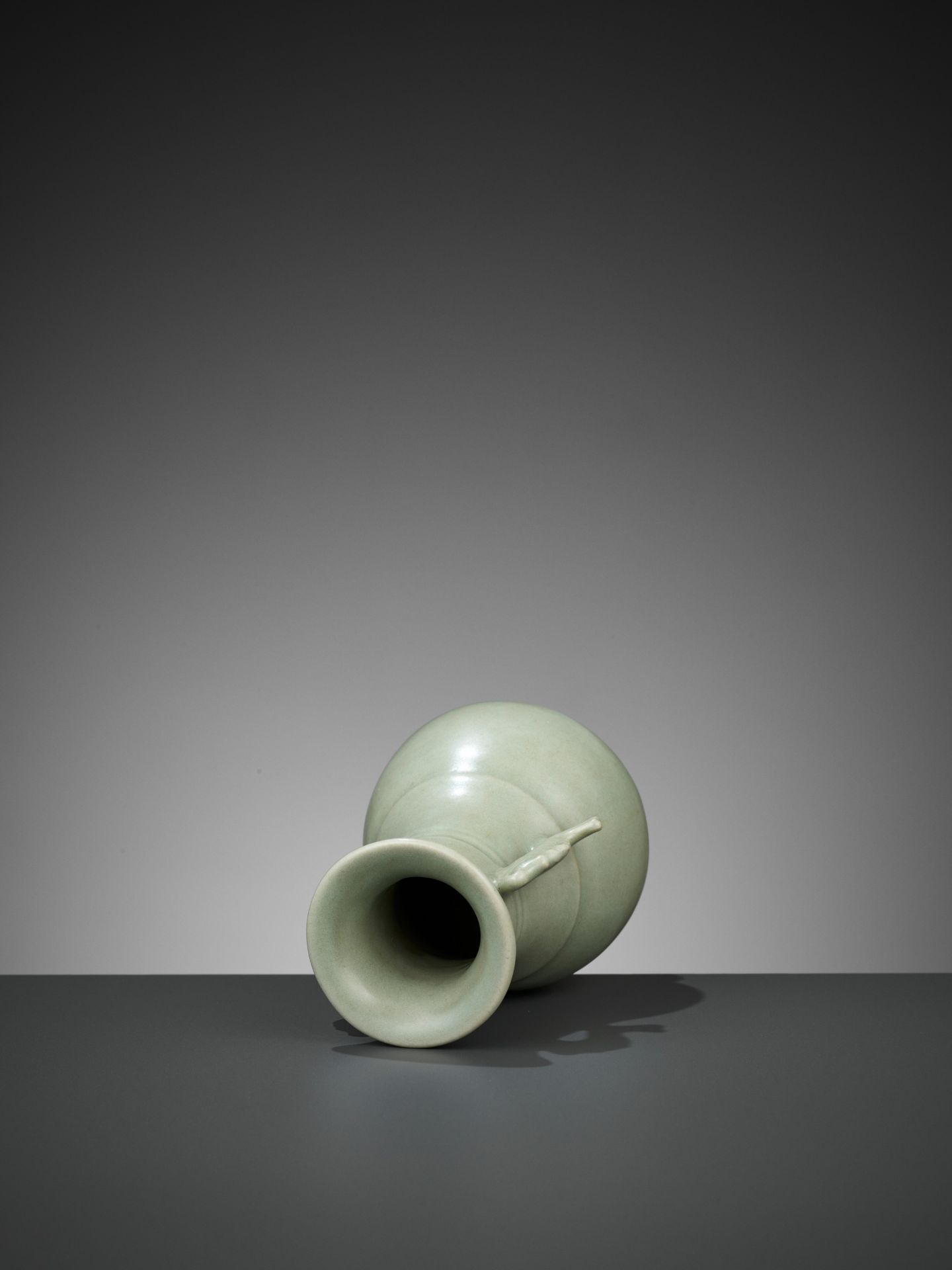 A LONGQUAN CELADON 'TWIN FISH' VASE, SOUTHERN SONG TO YUAN DYNASTY - Image 7 of 10