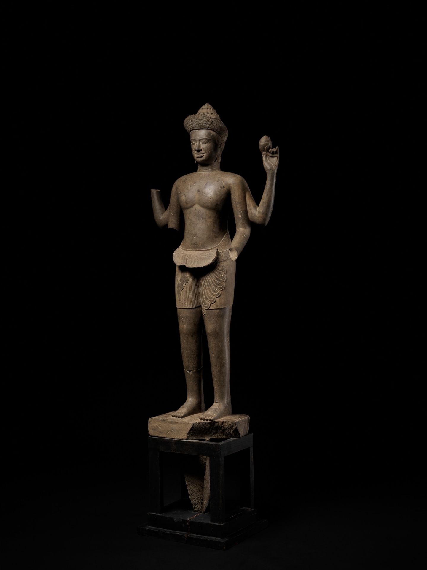 AN EXTREMELY RARE AND MONUMENTAL SANDSTONE STATUE OF VISHNU, ANGKOR PERIOD - Image 17 of 17