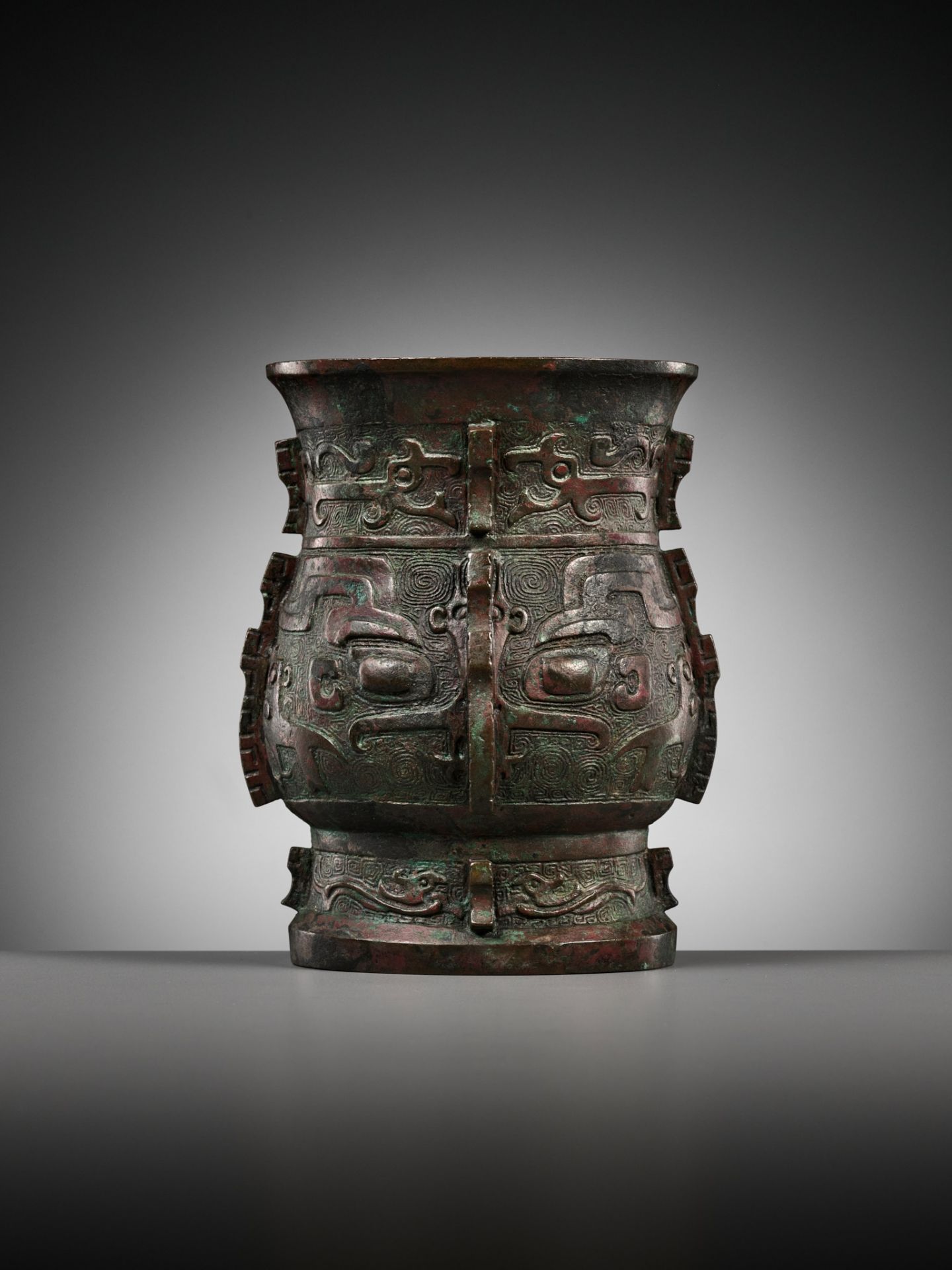A RARE BRONZE RITUAL WINE VESSEL, ZHI, SHANG DYNASTY, CHINA, 13TH-12TH CENTURY BC - Image 13 of 25