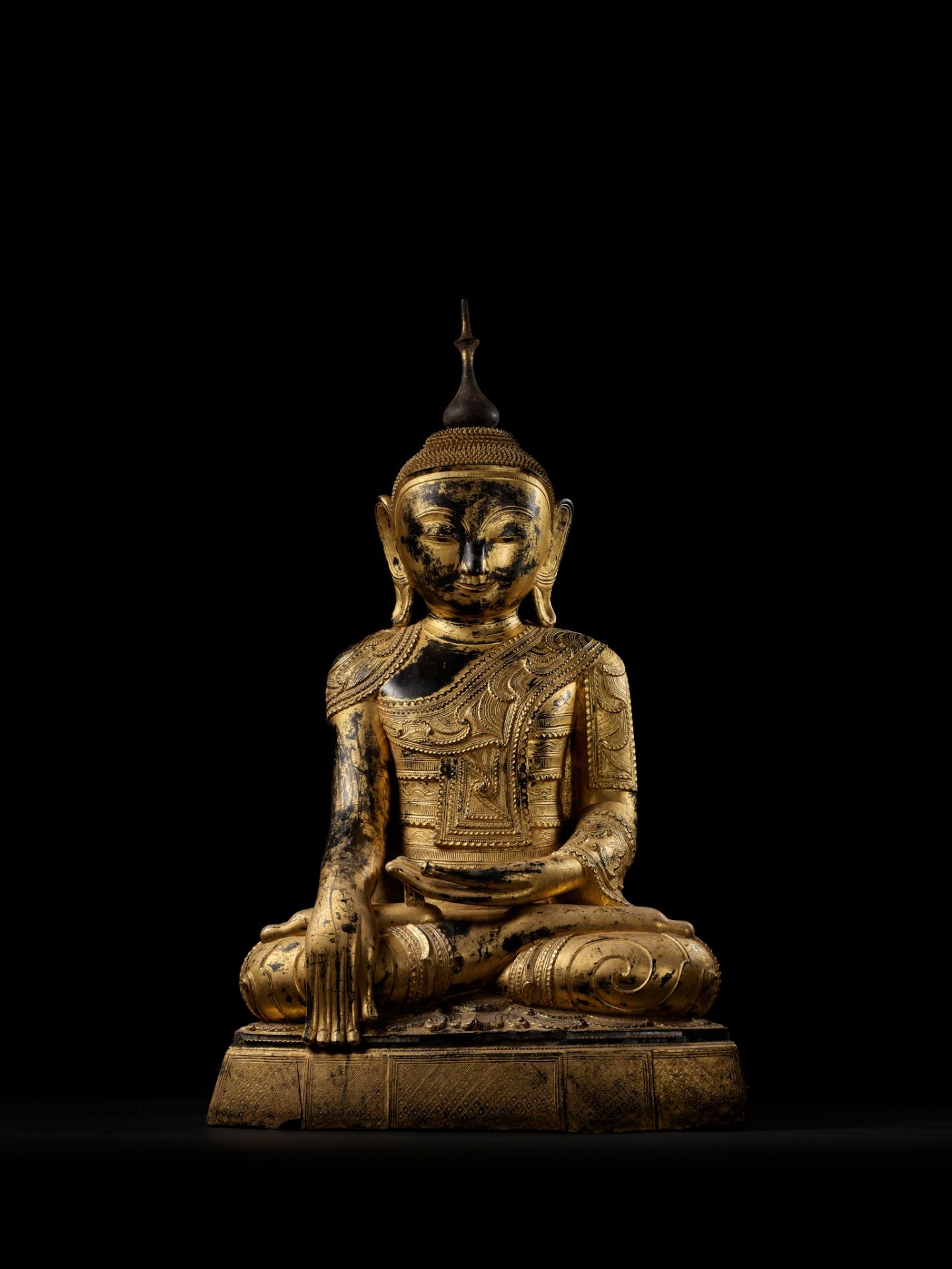 A LARGE GILT-LACQUERED WOOD FIGURE OF BUDDHA SHAKYAMUNI - Image 5 of 10