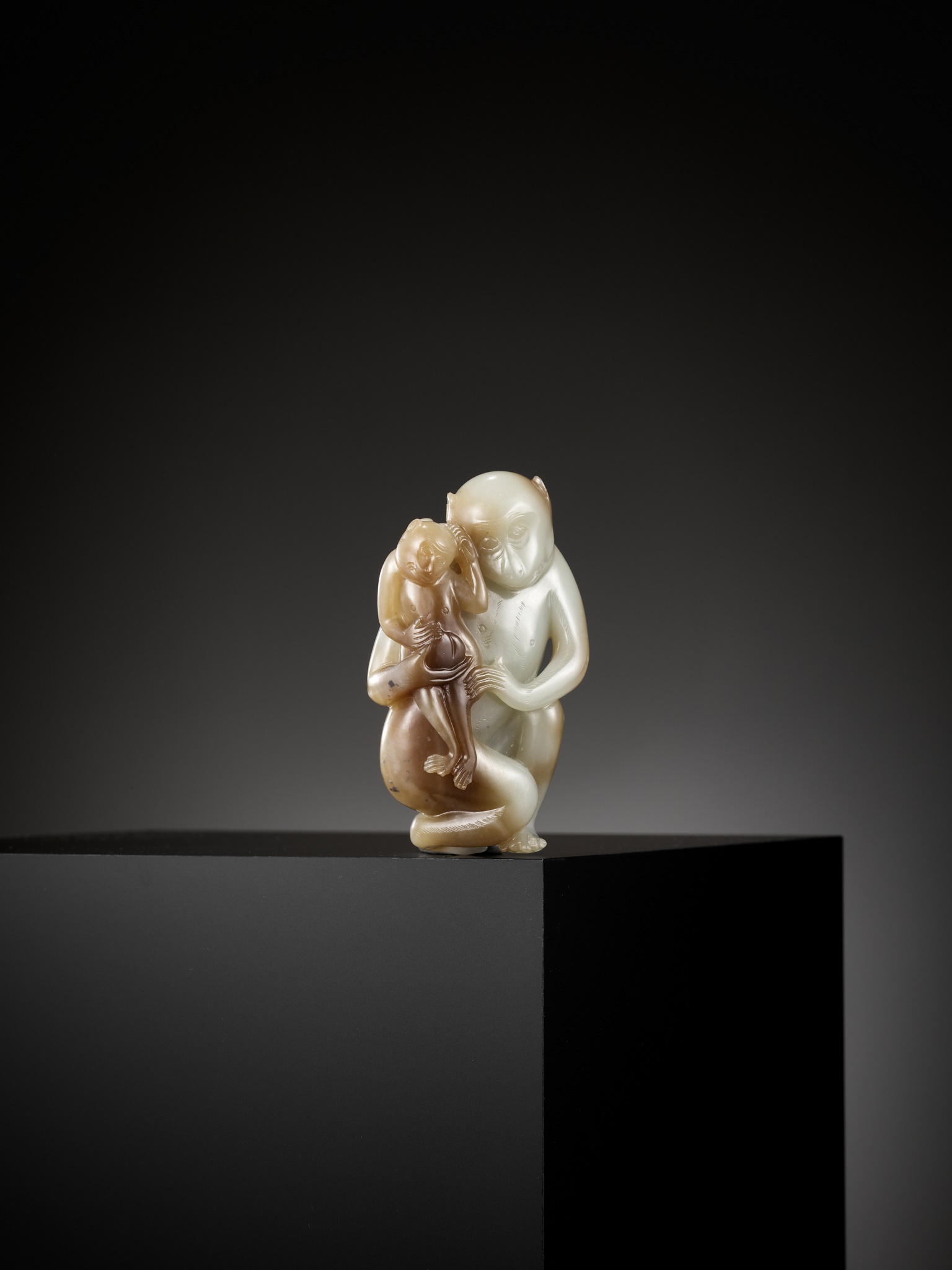 A FINE PALE CELADON AND CHESTNUT BROWN JADE 'MONKEYS AND PEACH' GROUP, 18TH CENTURY - Image 10 of 21
