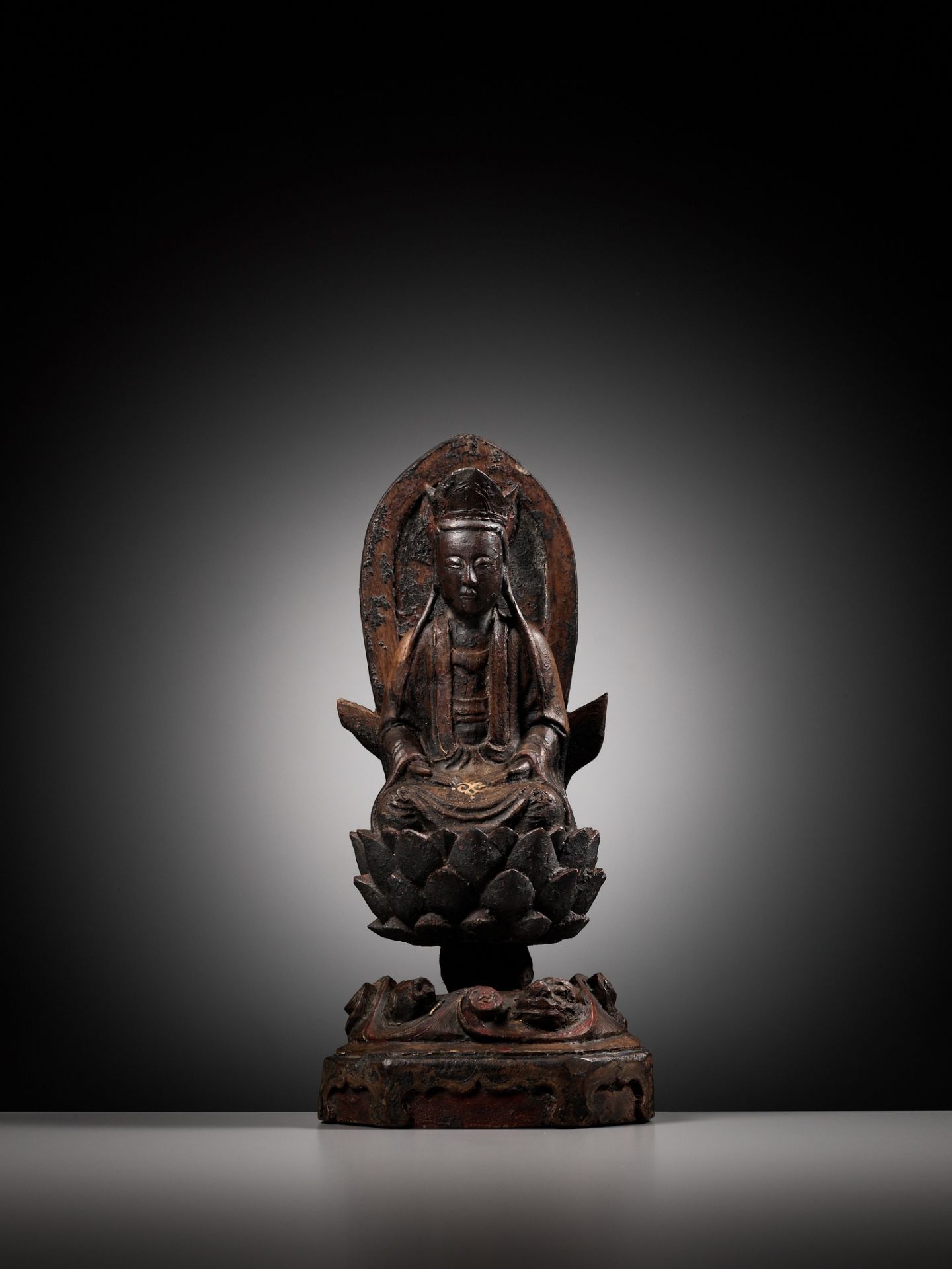 A LACQUERED WOOD FIGURE OF GUANYIN, MING DYNASTY - Image 2 of 9