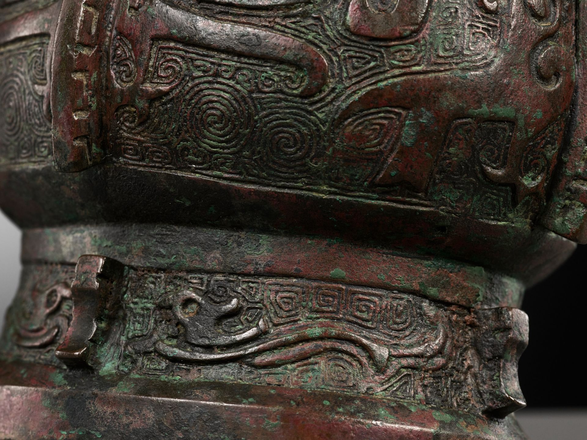 A RARE BRONZE RITUAL WINE VESSEL, ZHI, SHANG DYNASTY, CHINA, 13TH-12TH CENTURY BC - Image 7 of 25