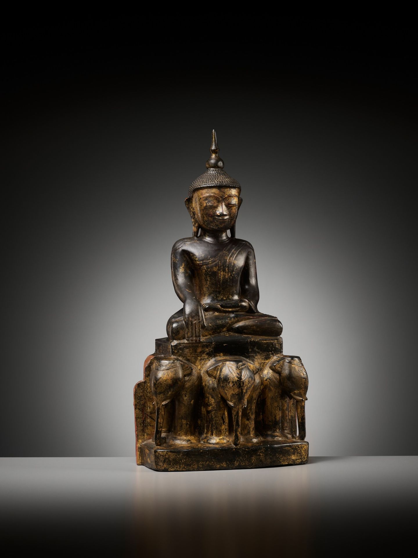 A LARGE GILT AND LACQUERED WOOD SCULPTURE OF BUDDHA SHAKYAMUNI, BURMA, 17TH-18TH CENTURY - Image 7 of 9