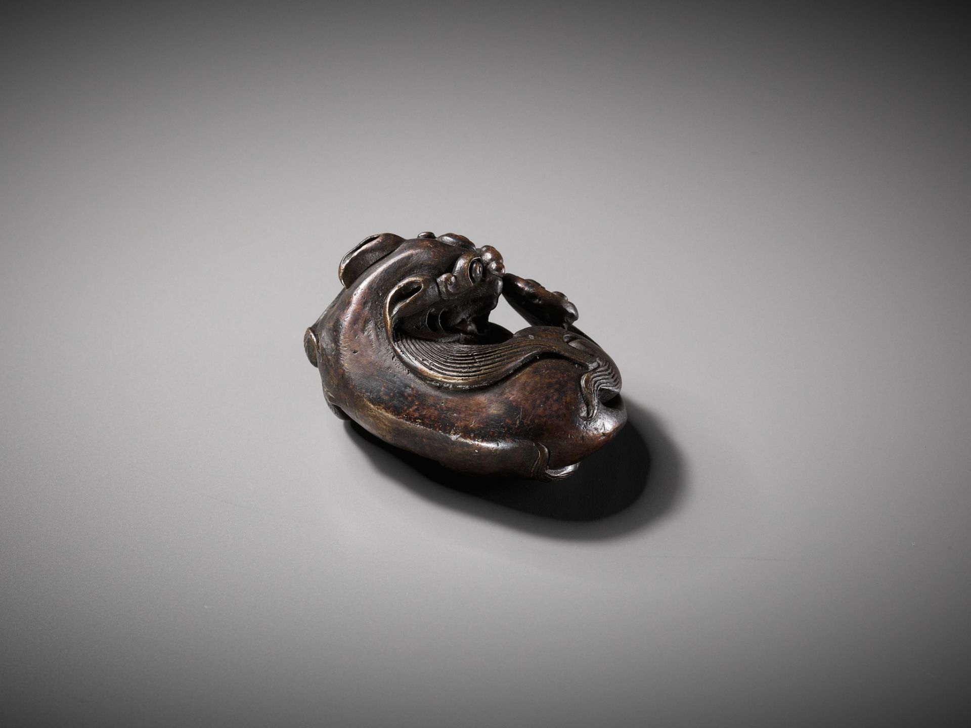 A BRONZE 'BUDDHIST LION' SCROLL WEIGHT, LATE MING DYNASTY - Image 7 of 14