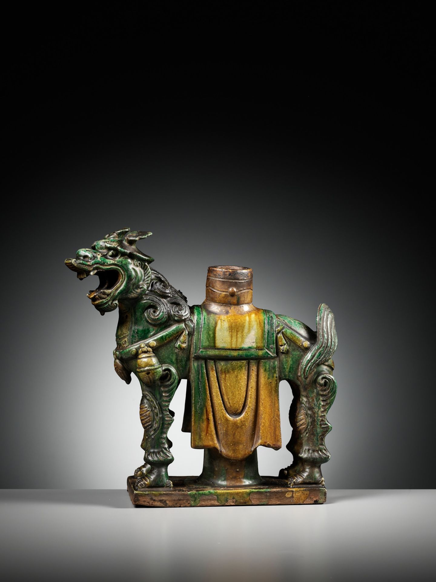 A LARGE SANCAI GLAZED 'BUDDHIST LION' CANDLEHOLDER, MING DYNASTY - Image 11 of 12