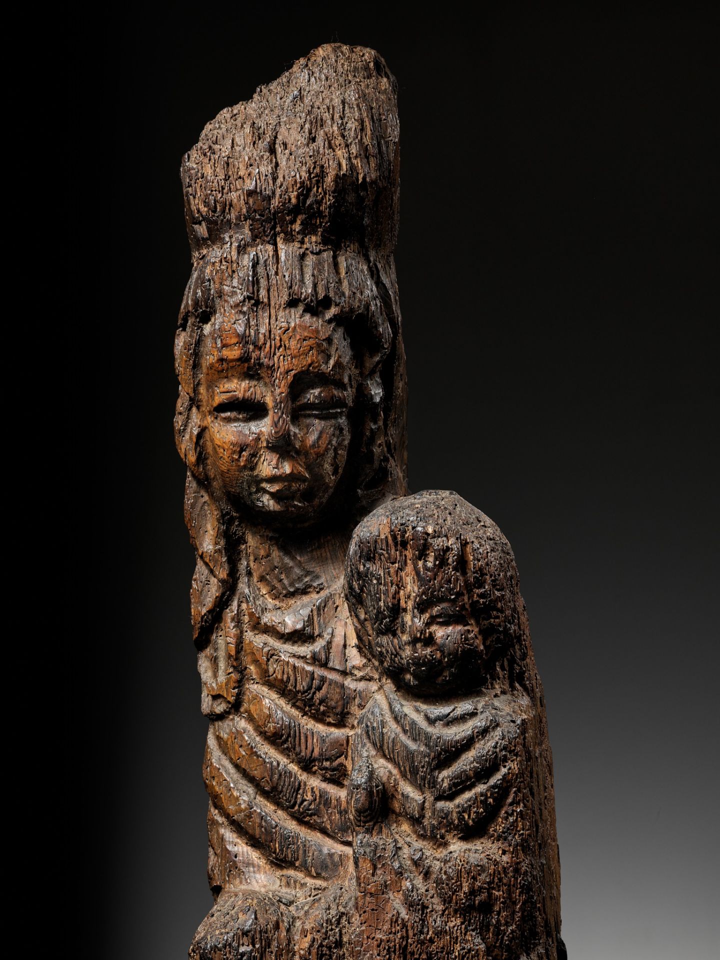 A LARGE WOOD FIGURE OF SONGZI GUANYIN AND CHILD, CHINA, EARLY MING DYNASTY, 14TH-15TH CENTURY - Image 9 of 15