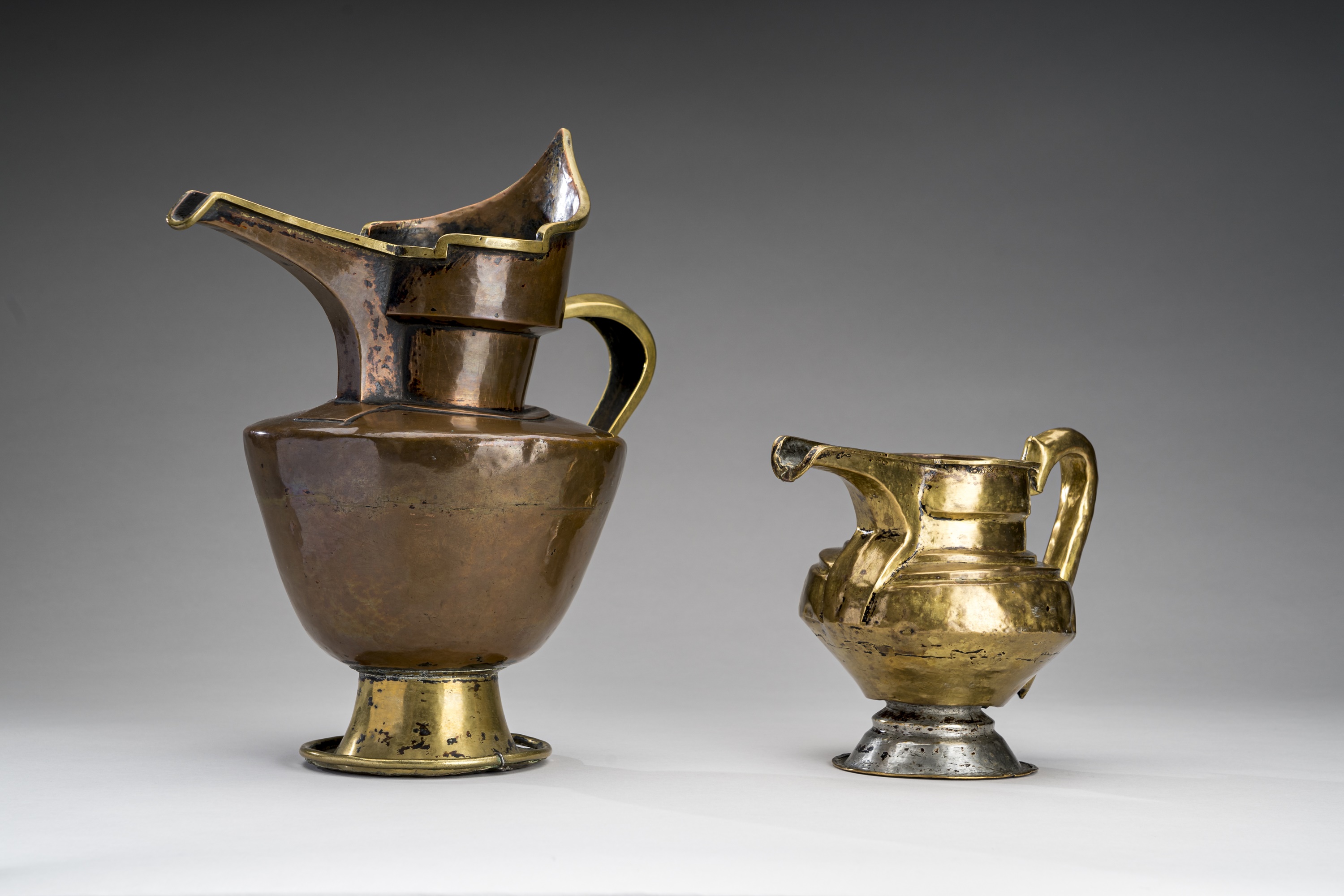 A PARCEL-GILT COPPER 'MONK'S CAP' EWER AND A BRASS EWER, 19th CENTURY - Image 5 of 8