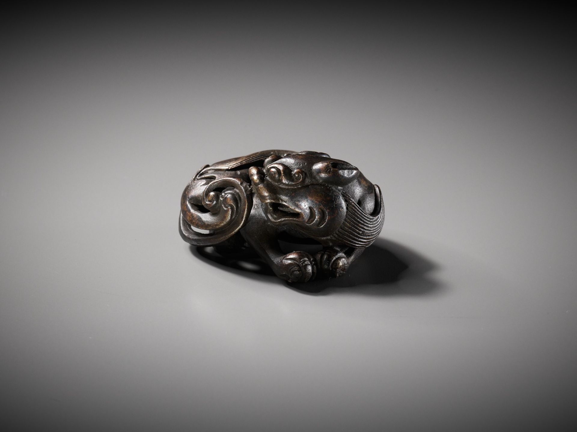 A BRONZE 'BUDDHIST LION' SCROLL WEIGHT, LATE MING DYNASTY - Image 9 of 14