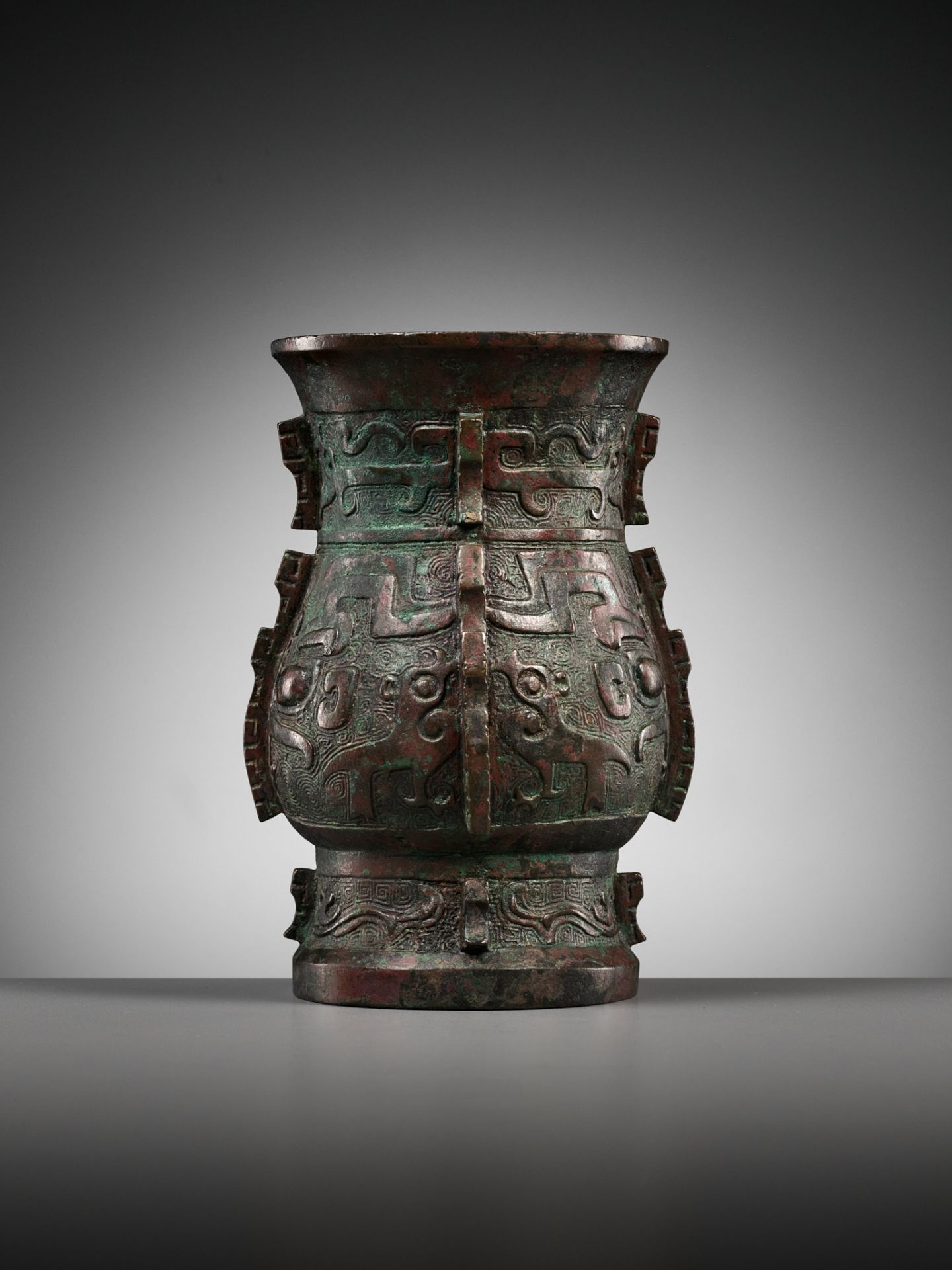A RARE BRONZE RITUAL WINE VESSEL, ZHI, SHANG DYNASTY, CHINA, 13TH-12TH CENTURY BC - Image 15 of 25