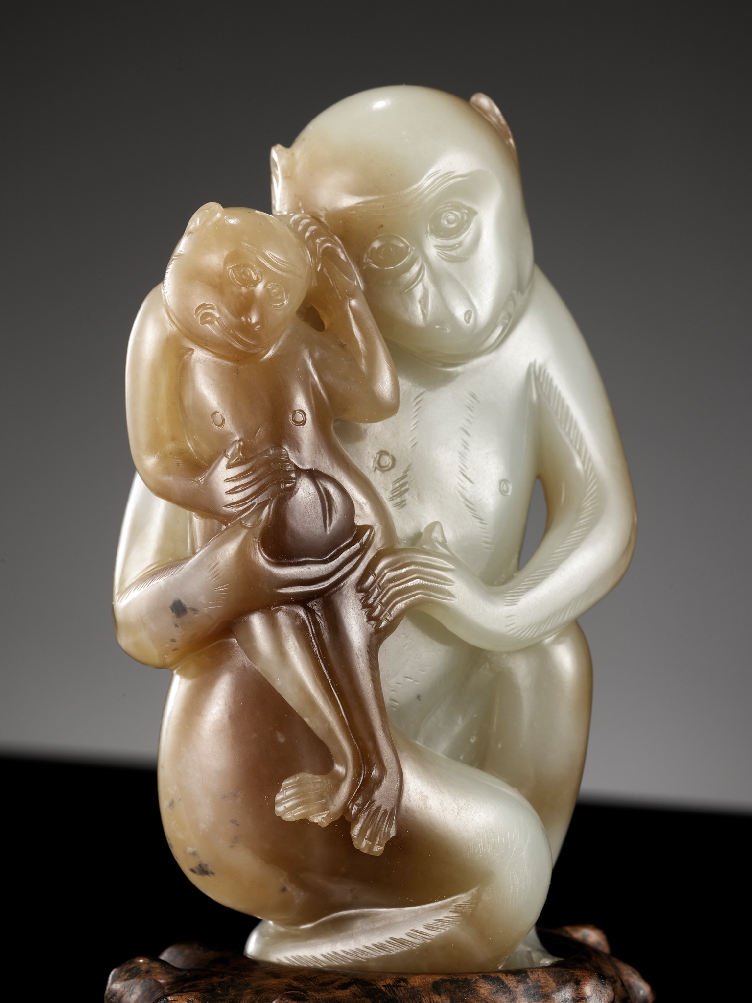 A FINE PALE CELADON AND CHESTNUT BROWN JADE 'MONKEYS AND PEACH' GROUP, 18TH CENTURY - Image 18 of 21
