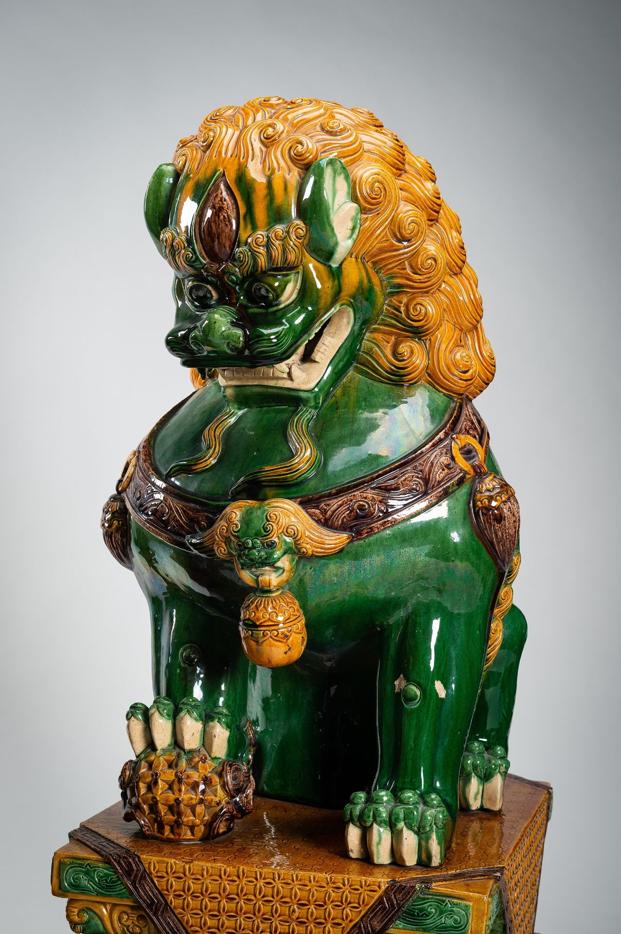 A VERY LARGE SANCAI-GLAZED PAIR OF BUDDHIST LIONS, QING - Image 8 of 31