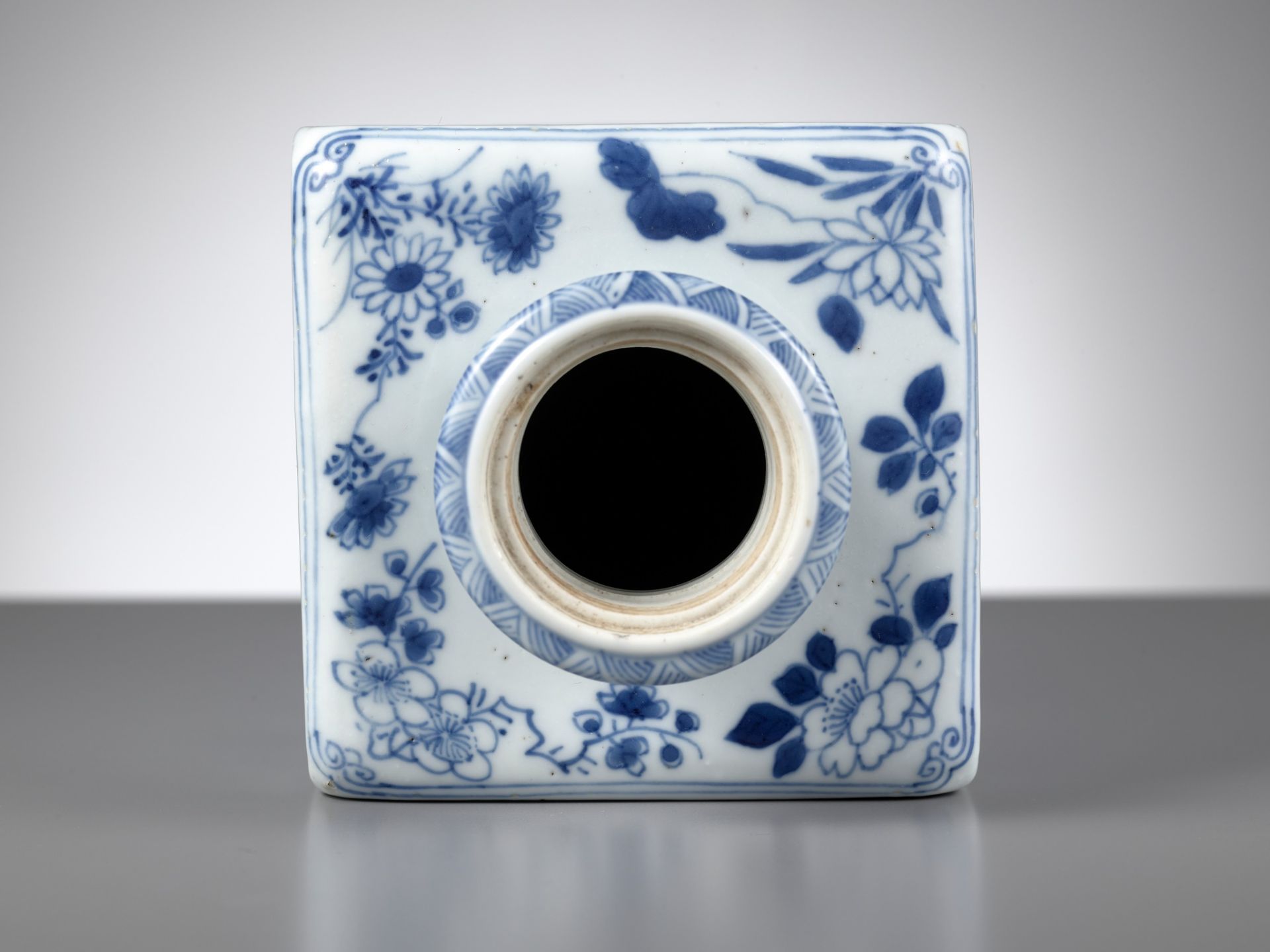 A BLUE AND WHITE RECTANGULAR FLASK AND COVER, KANGXI PERIOD - Image 20 of 22