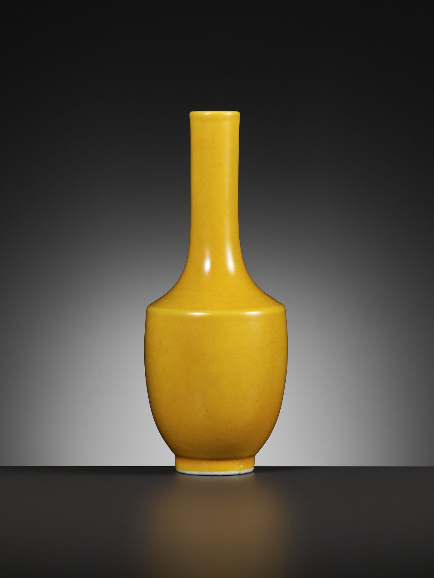 AN IMPERIAL YELLOW-GLAZED MONOCHROME MALLET VASE, YONGZHENG MARK, QING DYNASTY - Image 7 of 9