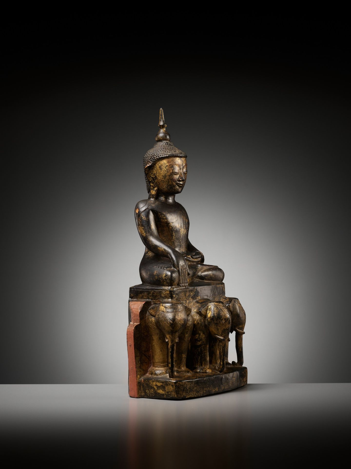 A LARGE GILT AND LACQUERED WOOD SCULPTURE OF BUDDHA SHAKYAMUNI, BURMA, 17TH-18TH CENTURY - Image 6 of 9