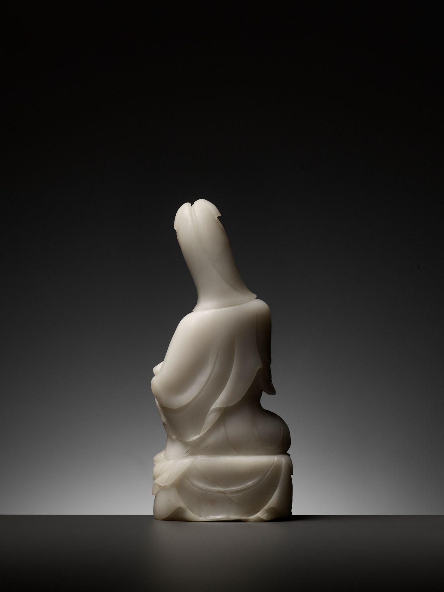 A CARVED ALABASTER FIGURE OF GUANYIN, LATE QING DYNASTY - Image 6 of 8