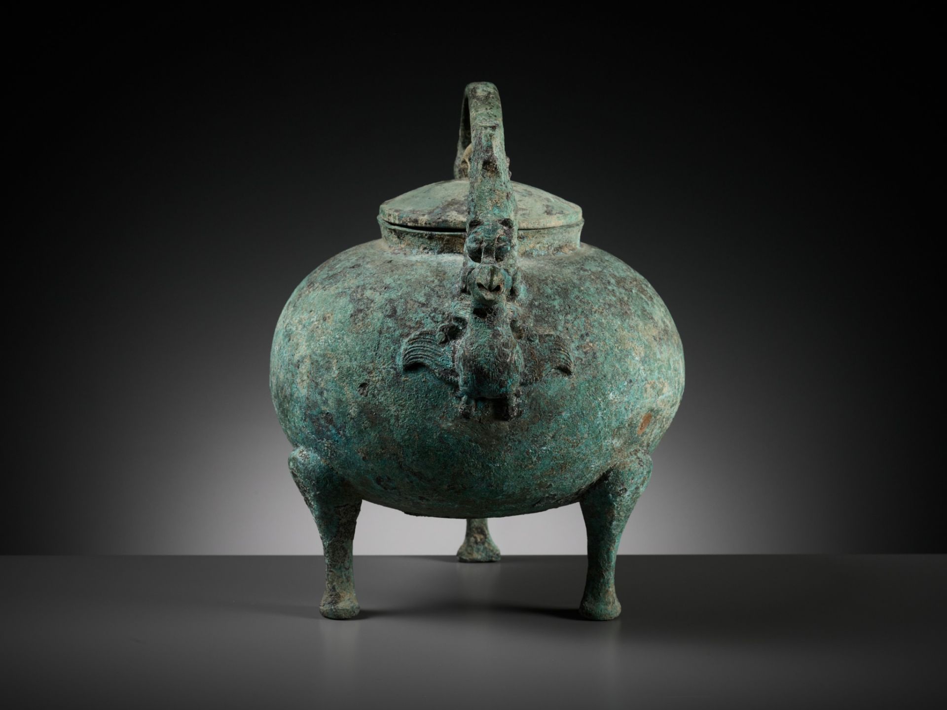 A BRONZE TRIPOD RITUAL VESSEL AND COVER, HE, LATE WARRING STATES TO WESTERN HAN PERIOD - Image 14 of 20