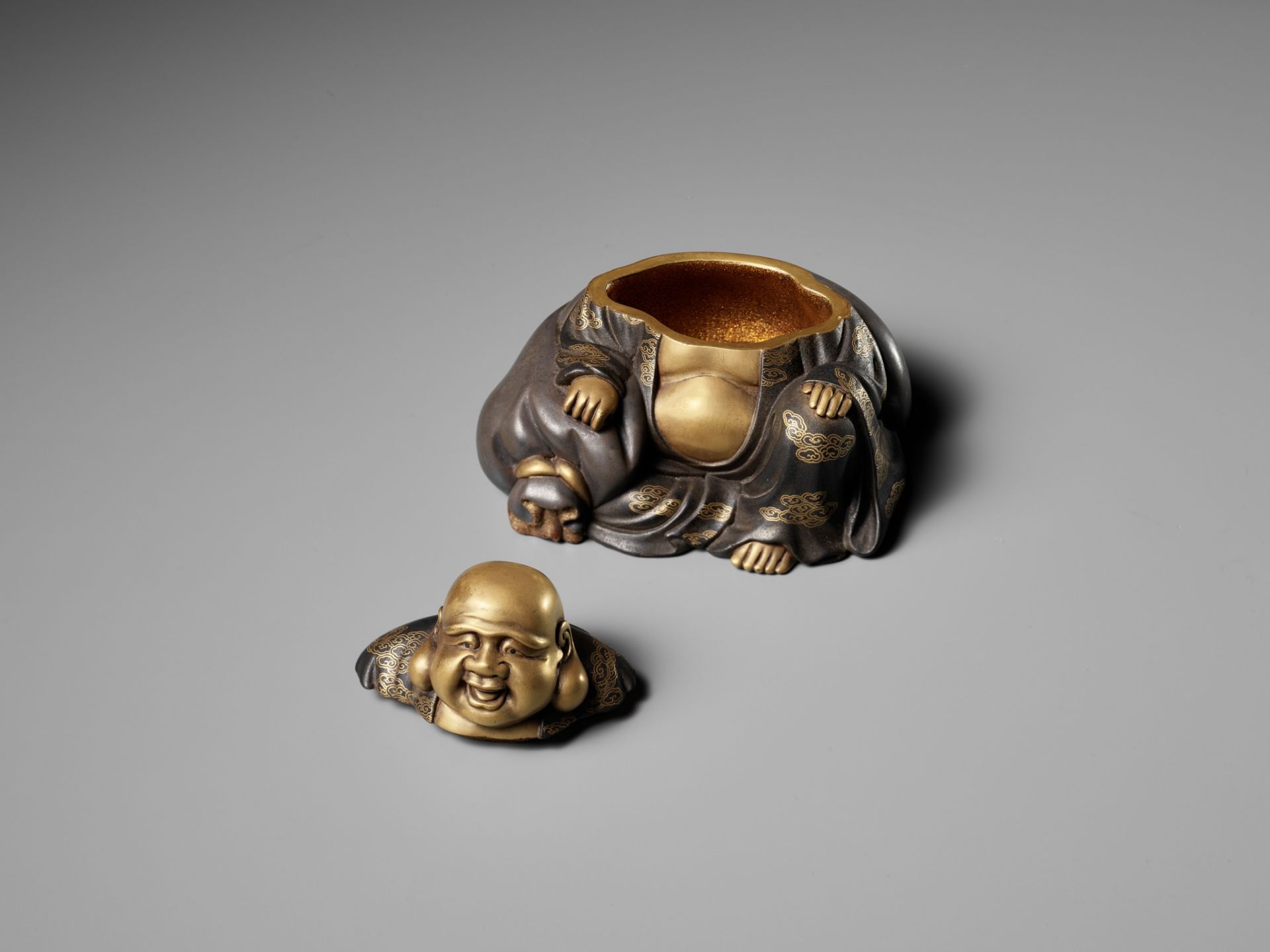 A FINE LACQUER KOGO (INCENSE BOX) AND COVER IN THE FORM OF HOTEI - Image 9 of 9