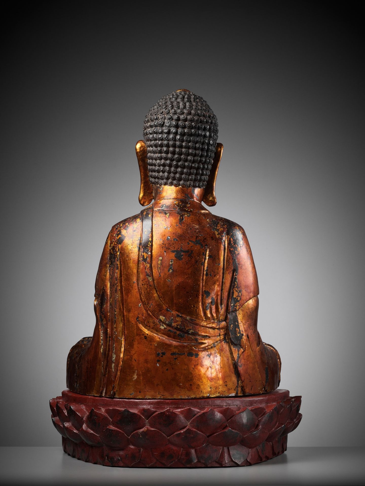 AN EXTRAORDINARY LARGE GILT-LACQUER WOOD STATUE OF BUDDHA, VIETNAM, 17TH-18TH CENTURY - Image 10 of 11