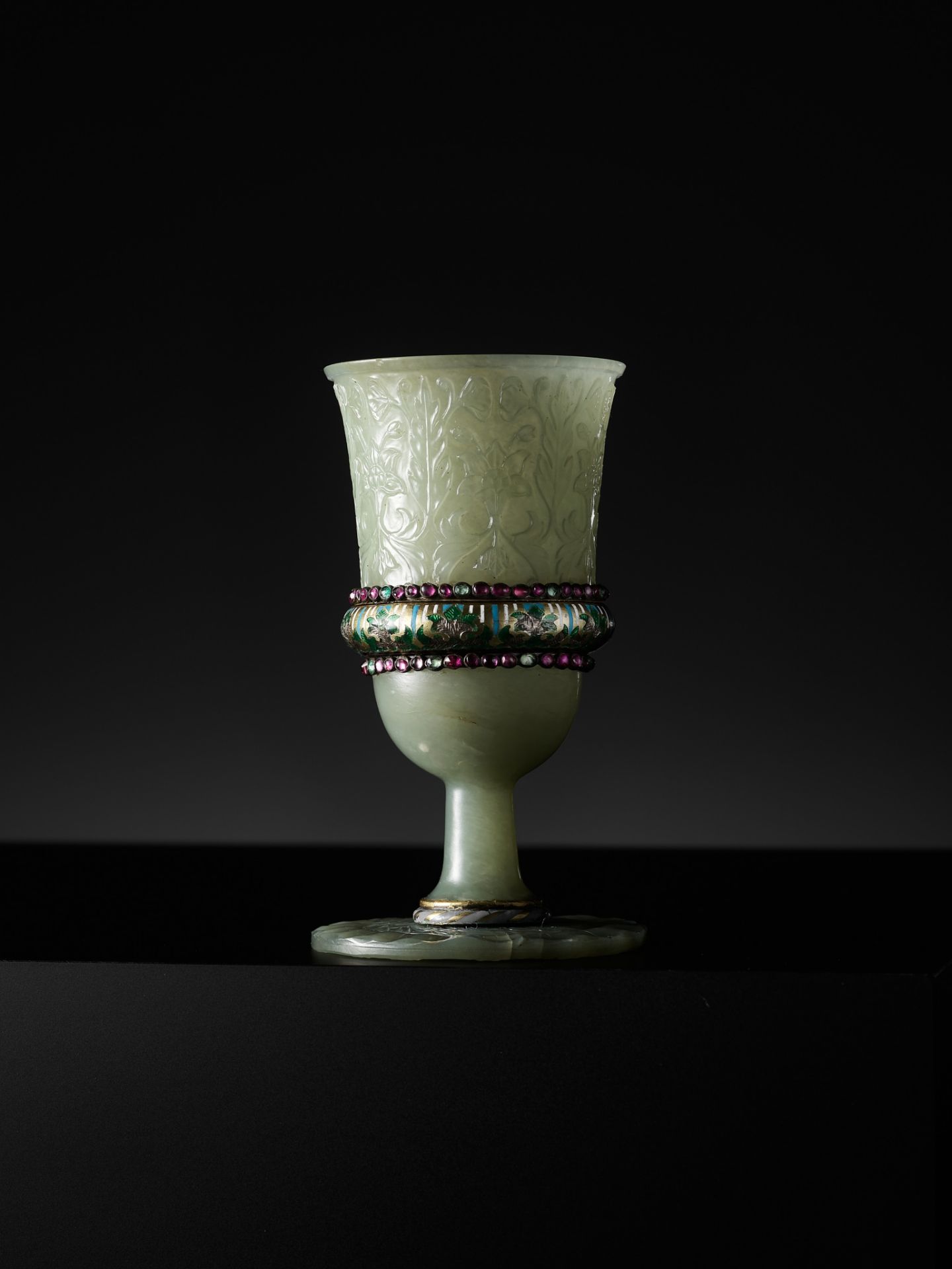 A MUGHAL GILT AND 'GEM'-INLAID JADE STEM CUP, INDIA, 18TH CENTURY - Image 3 of 11
