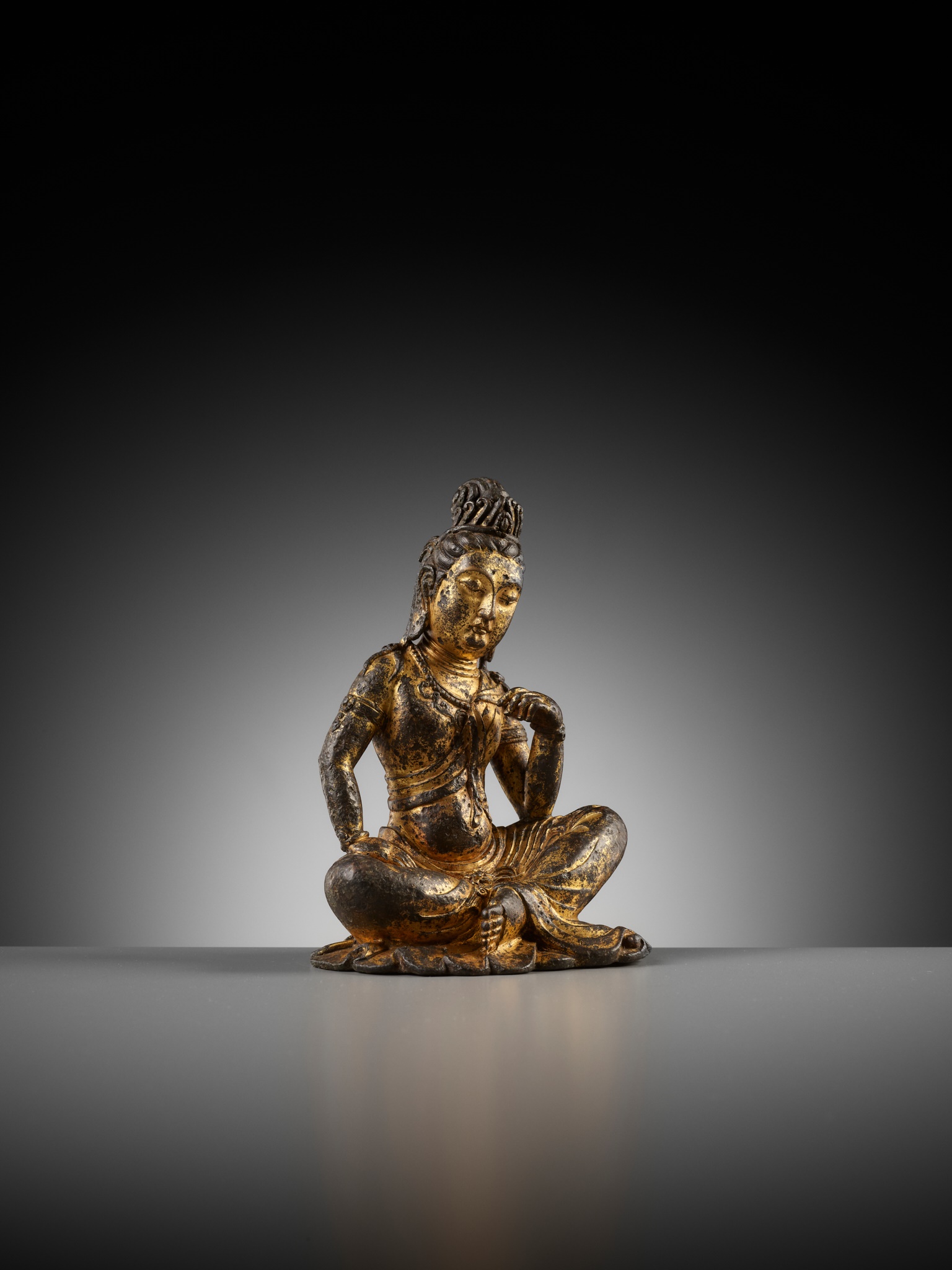 A GILT BRONZE FIGURE OF GUANYIN, PROBABLY TANG DYNASTY - Image 2 of 12