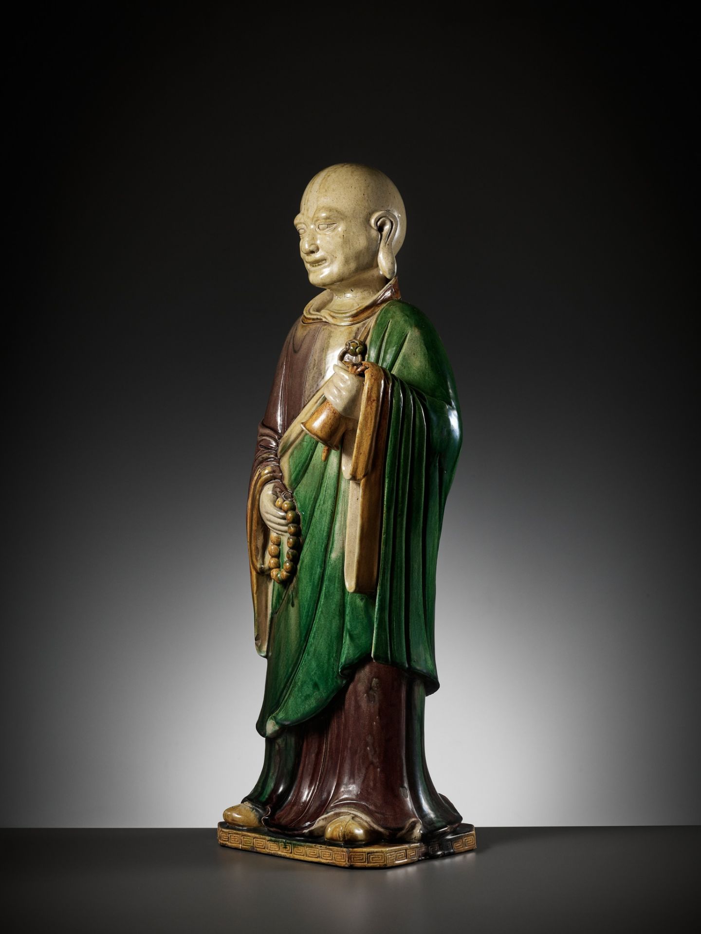A MASSIVE SANCAI-GLAZED FIGURE OF A MONK, LATE MING DYNASTY TO KANGXI PERIOD - Image 7 of 16