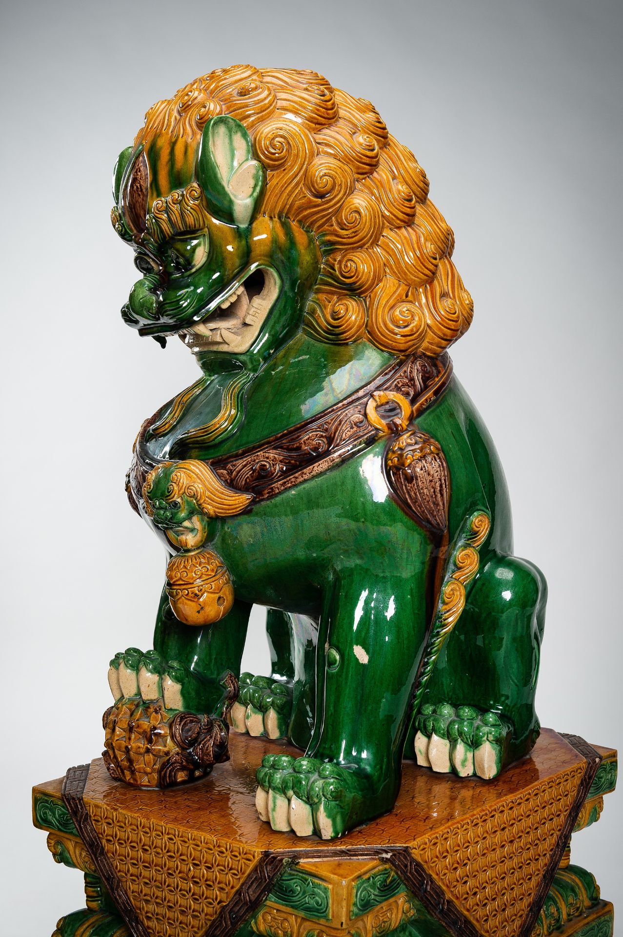 A VERY LARGE SANCAI-GLAZED PAIR OF BUDDHIST LIONS, QING - Image 4 of 31