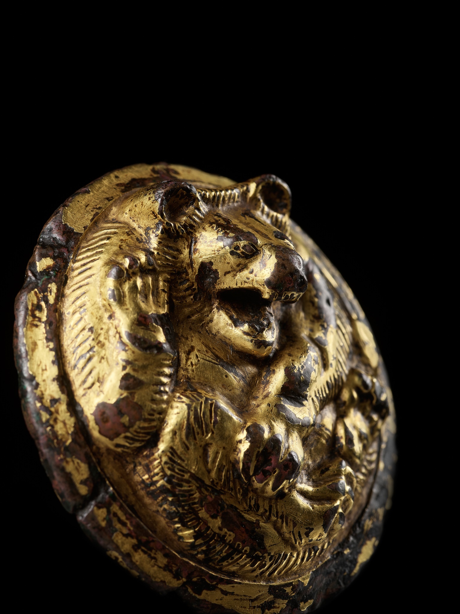 A GILT BRONZE 'BEAR' WEIGHT, HAN DYNASTY, EX ADOLPHE STOCLET COLLECTION - Image 11 of 13