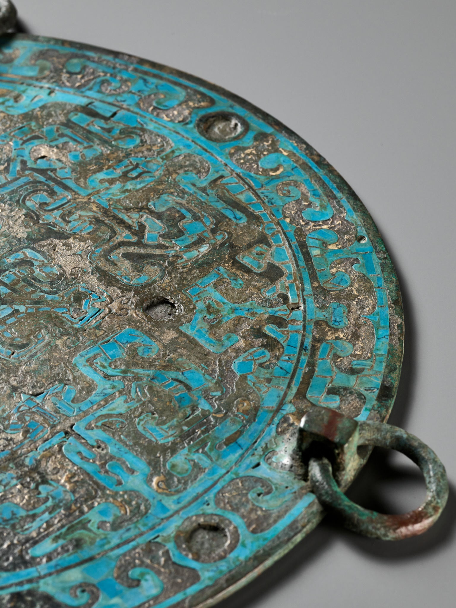 A RARE TURQUOISE-INLAID BRONZE MIRROR, WARRING STATES PERIOD - Image 9 of 13