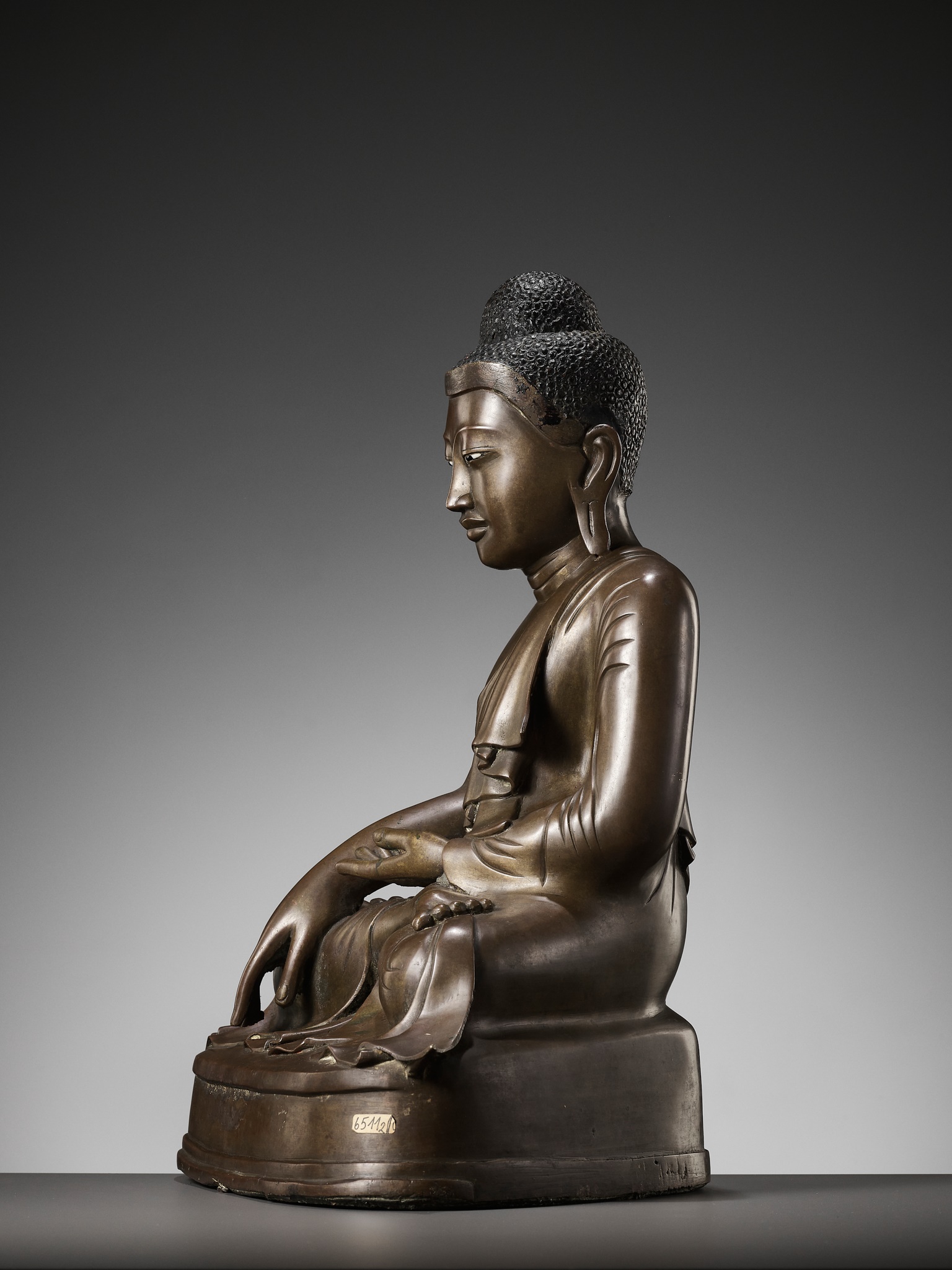 A BRONZE STATUE OF BUDDHA SHAKYAMUNI, MANDALAY PERIOD - Image 8 of 16