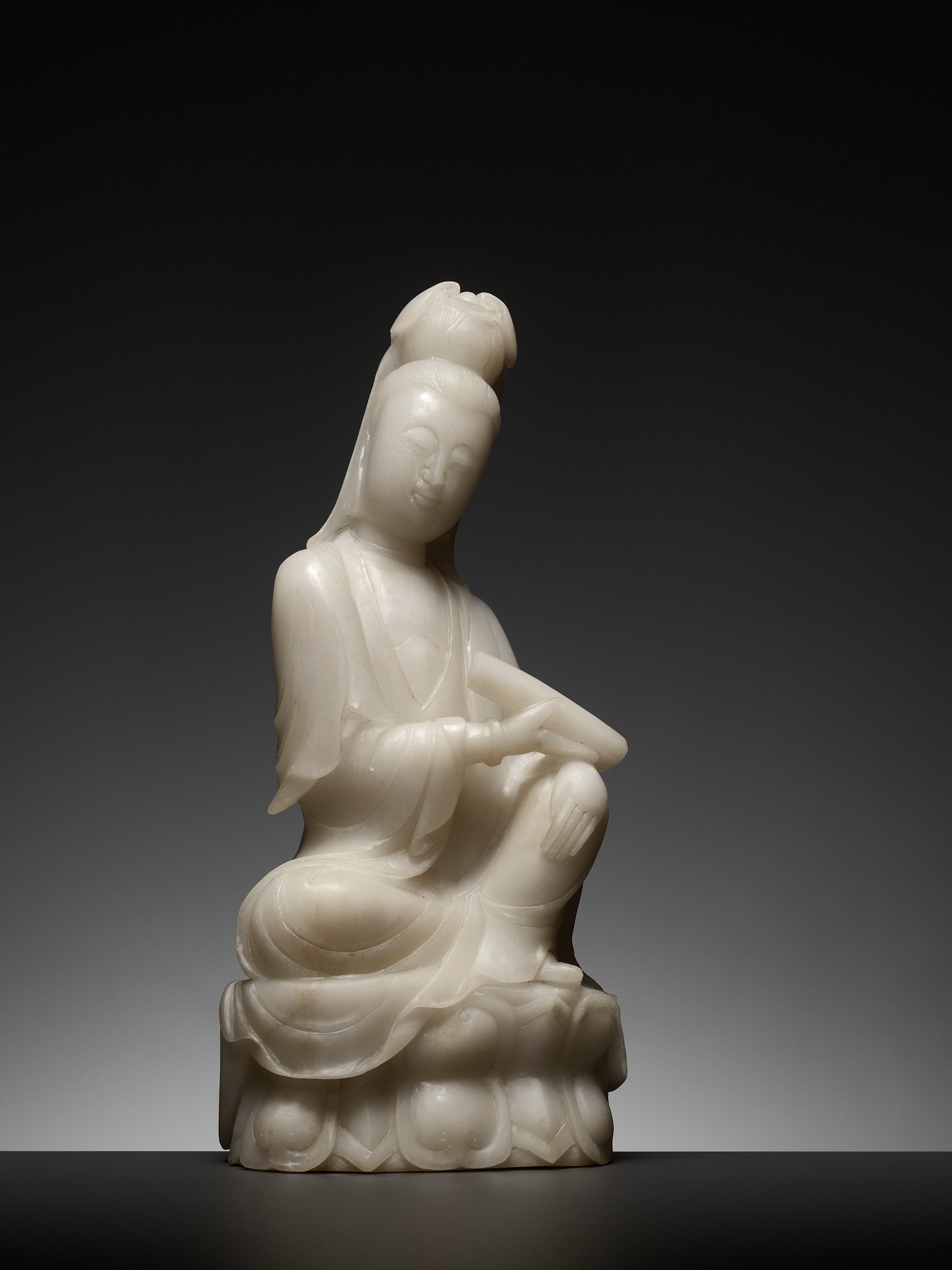 A CARVED ALABASTER FIGURE OF GUANYIN, LATE QING DYNASTY - Image 2 of 8