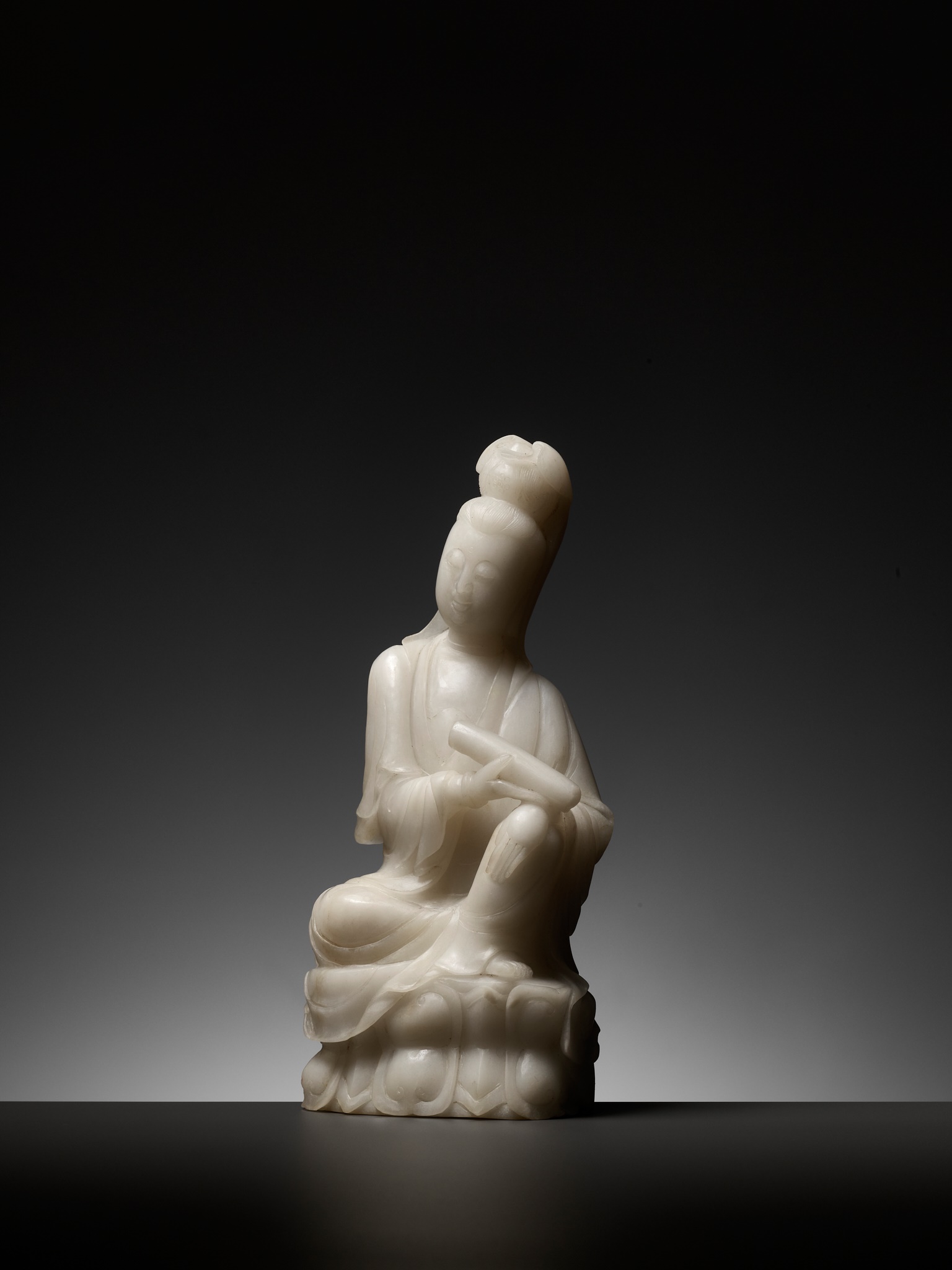 A CARVED ALABASTER FIGURE OF GUANYIN, LATE QING DYNASTY - Image 4 of 8
